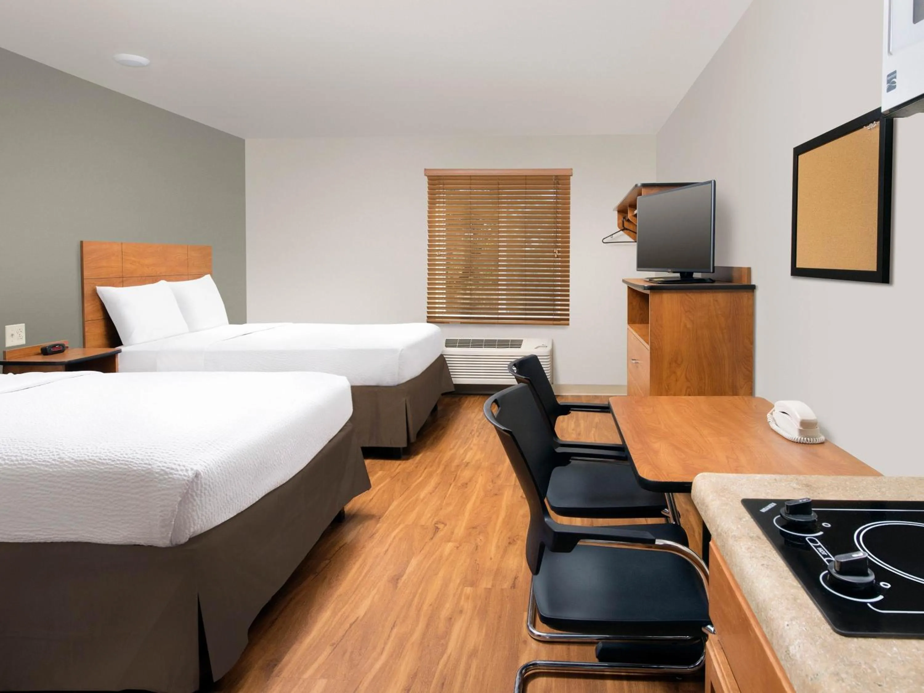 Photo of the whole room, Bed in Extended Stay America Select Suites - Kansas City - Stadium