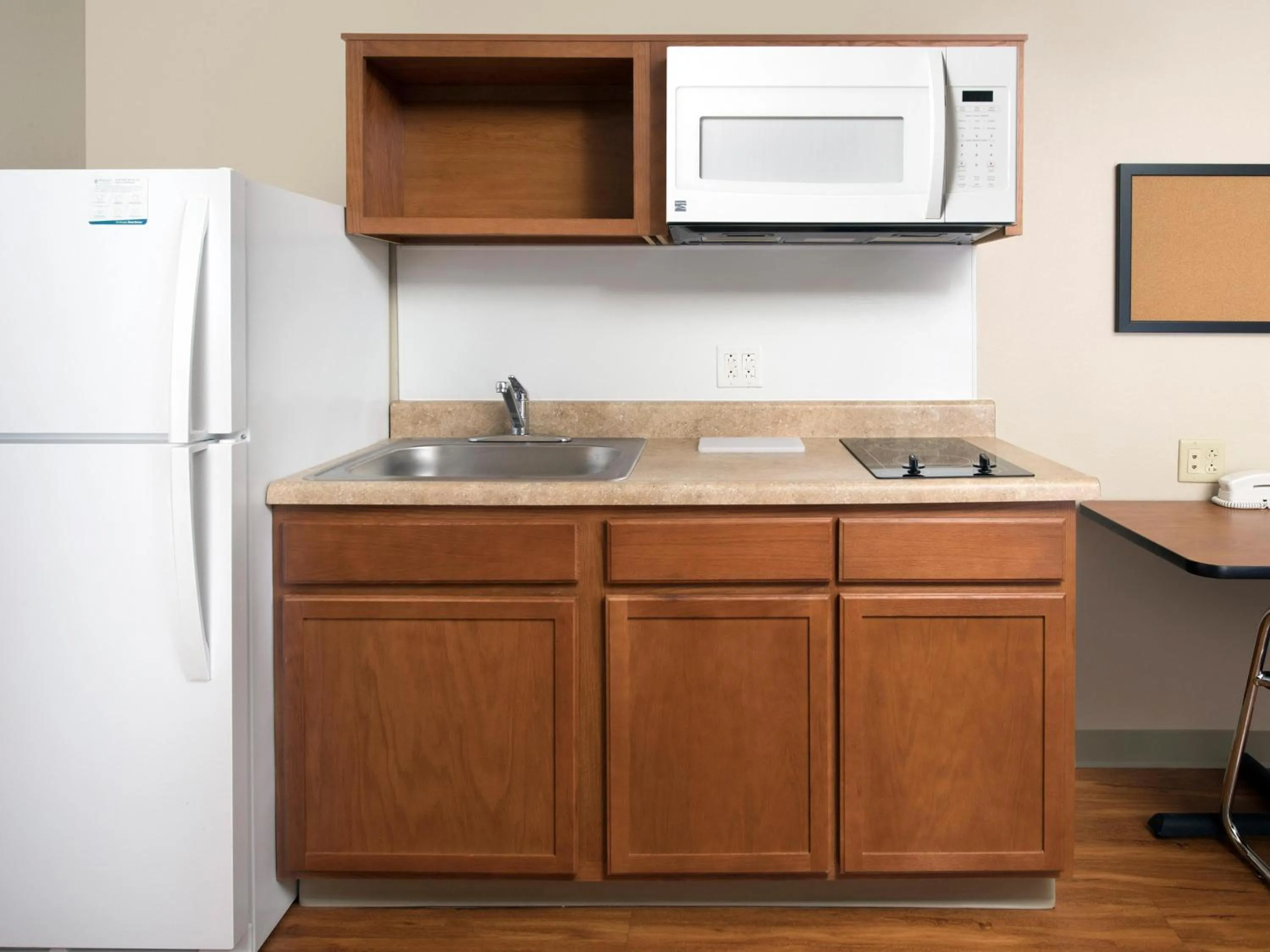 Kitchen or kitchenette in Extended Stay America Select Suites - Kansas City - Stadium
