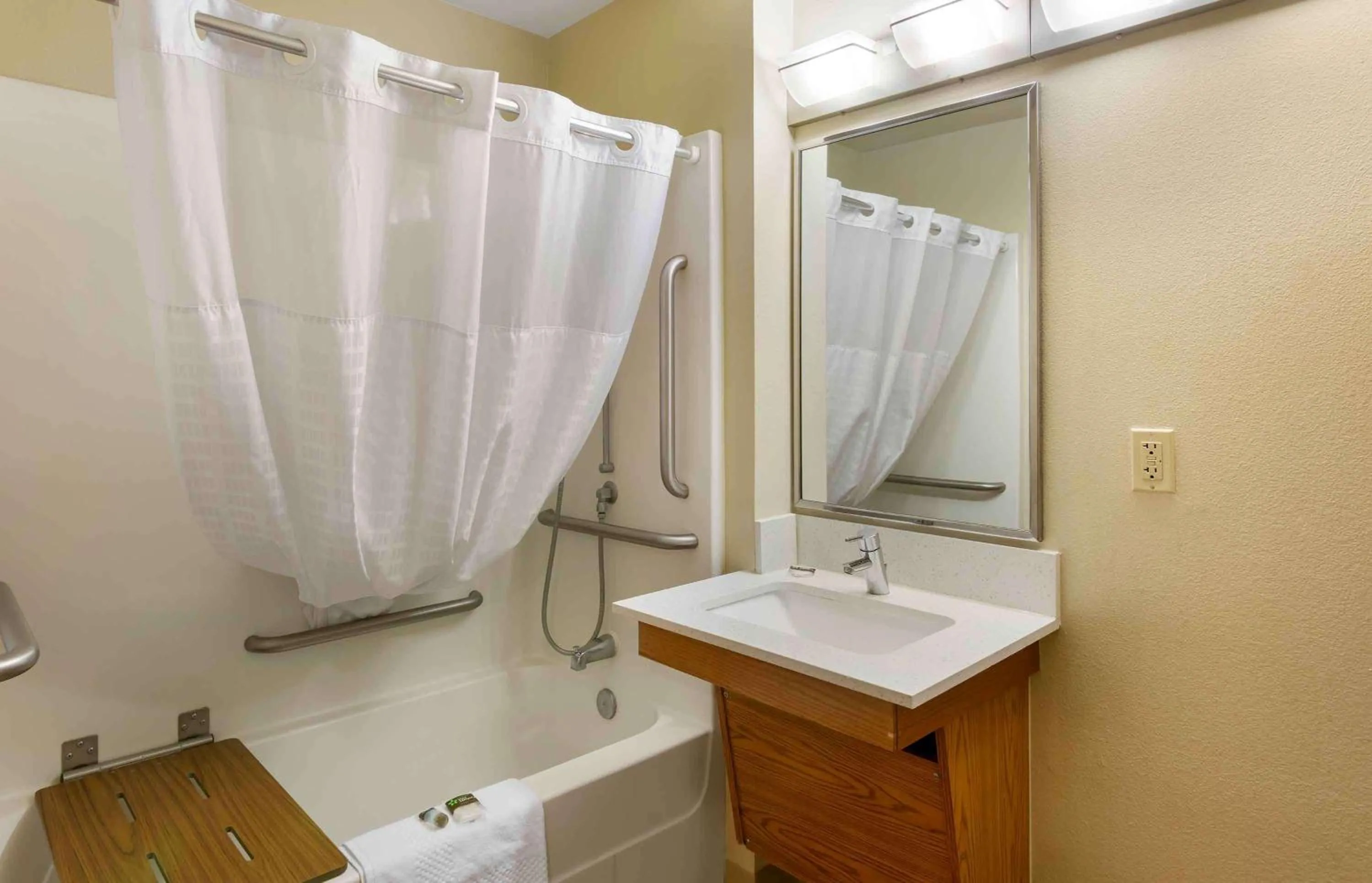 Bathroom in Extended Stay America Select Suites - Kansas City - Stadium