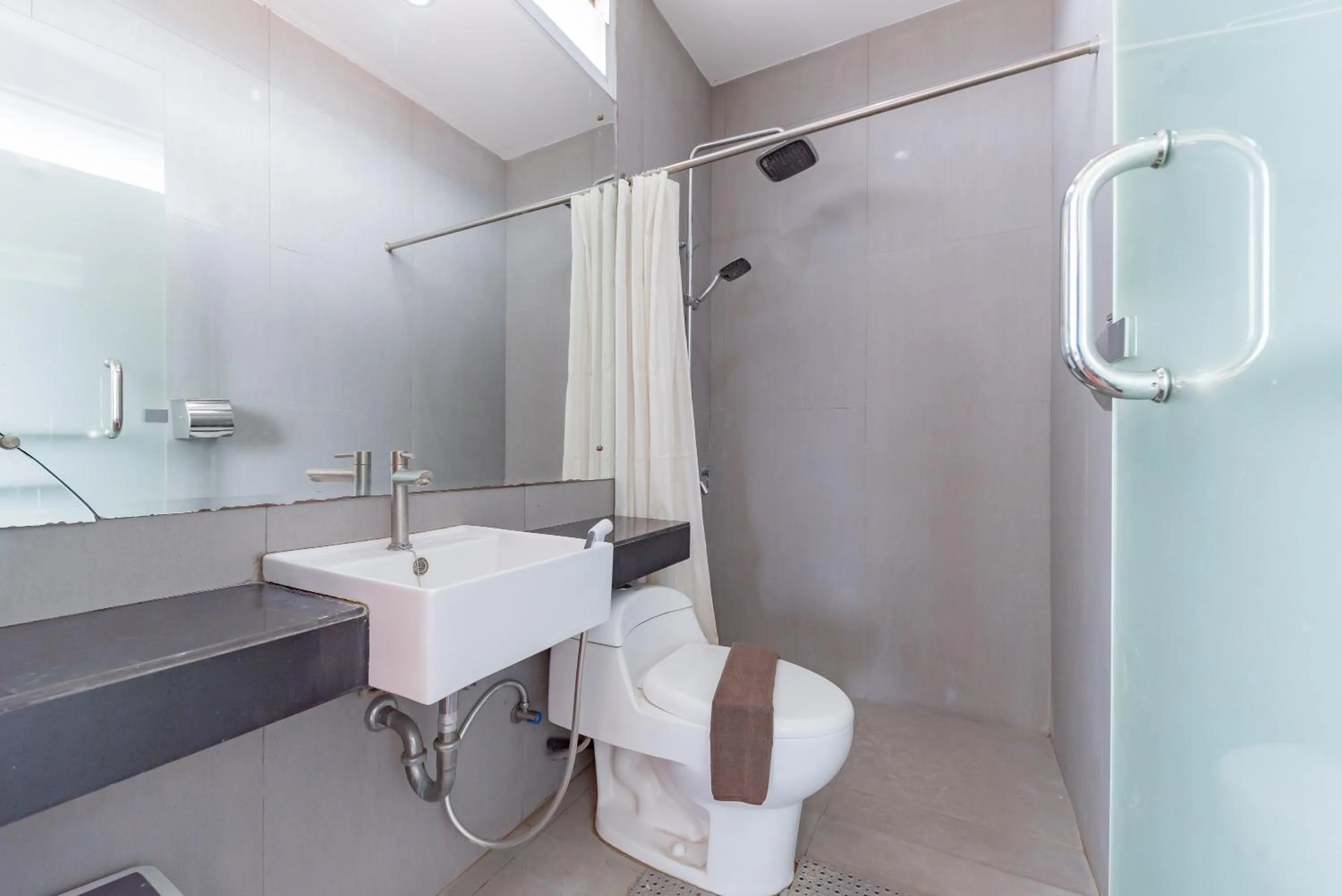 Bathroom in Sans Vibes Diemdi Kiaracondoong Bandung