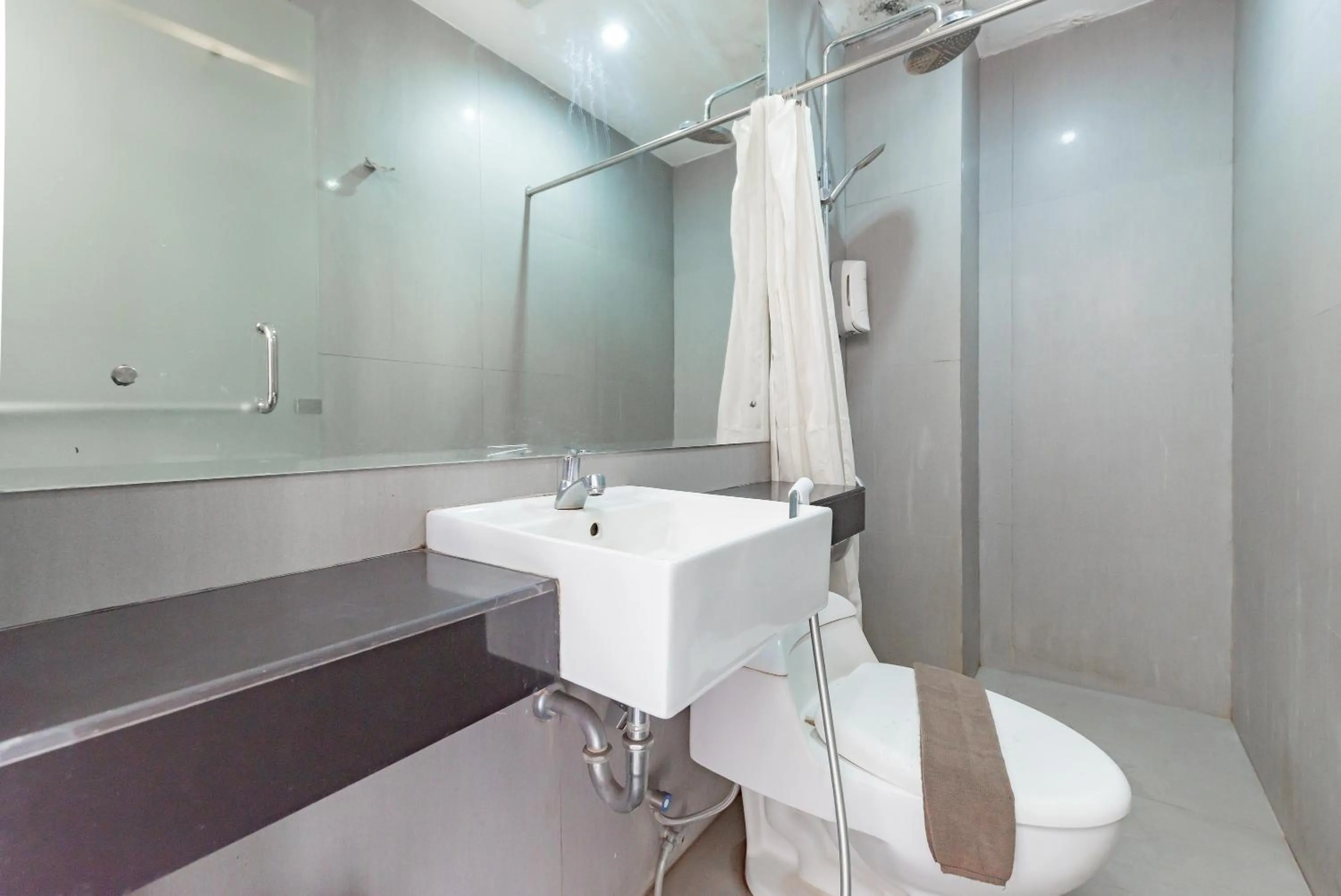 Bathroom in Sans Vibes Diemdi Kiaracondoong Bandung