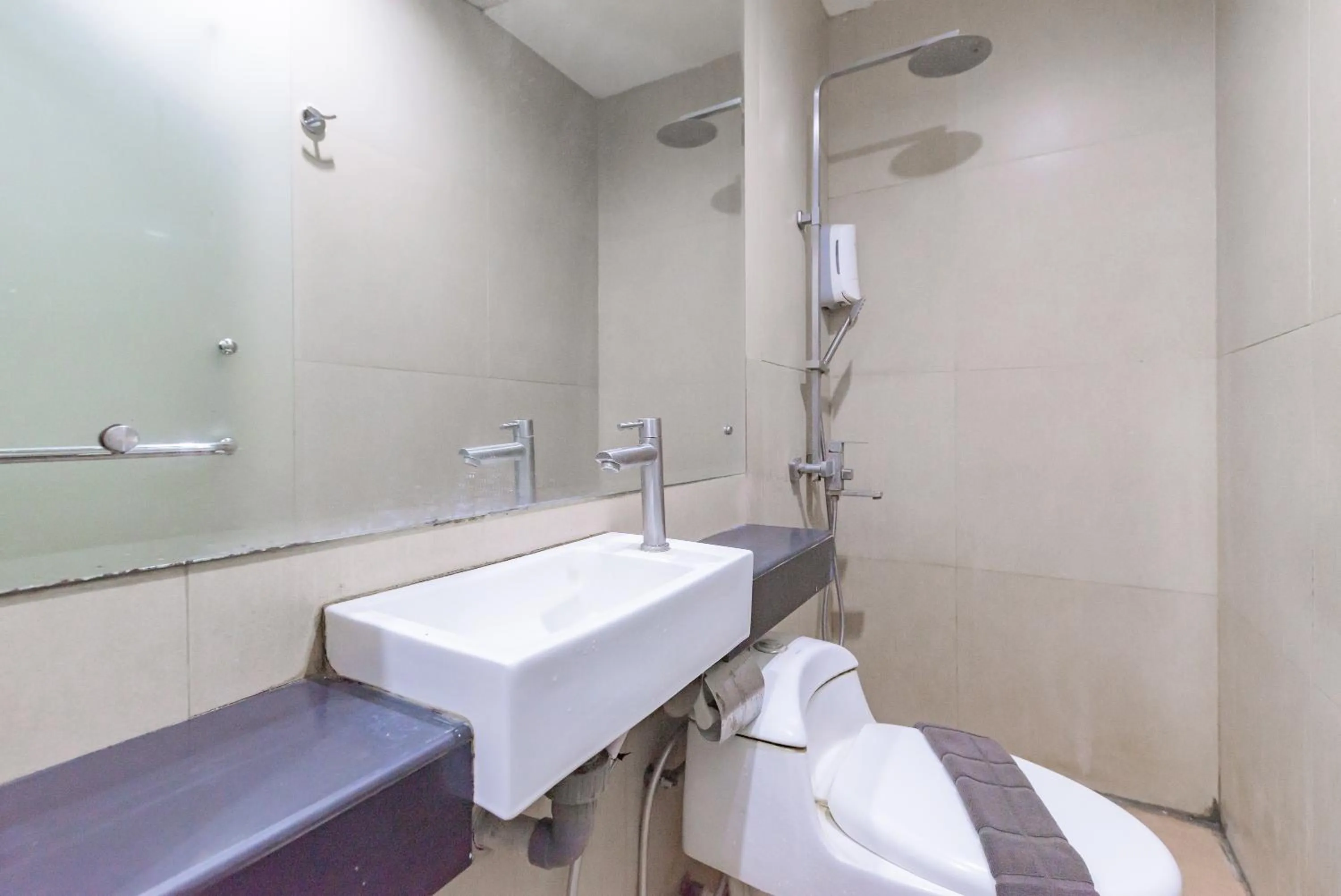 Bathroom in Sans Vibes Diemdi Kiaracondoong Bandung