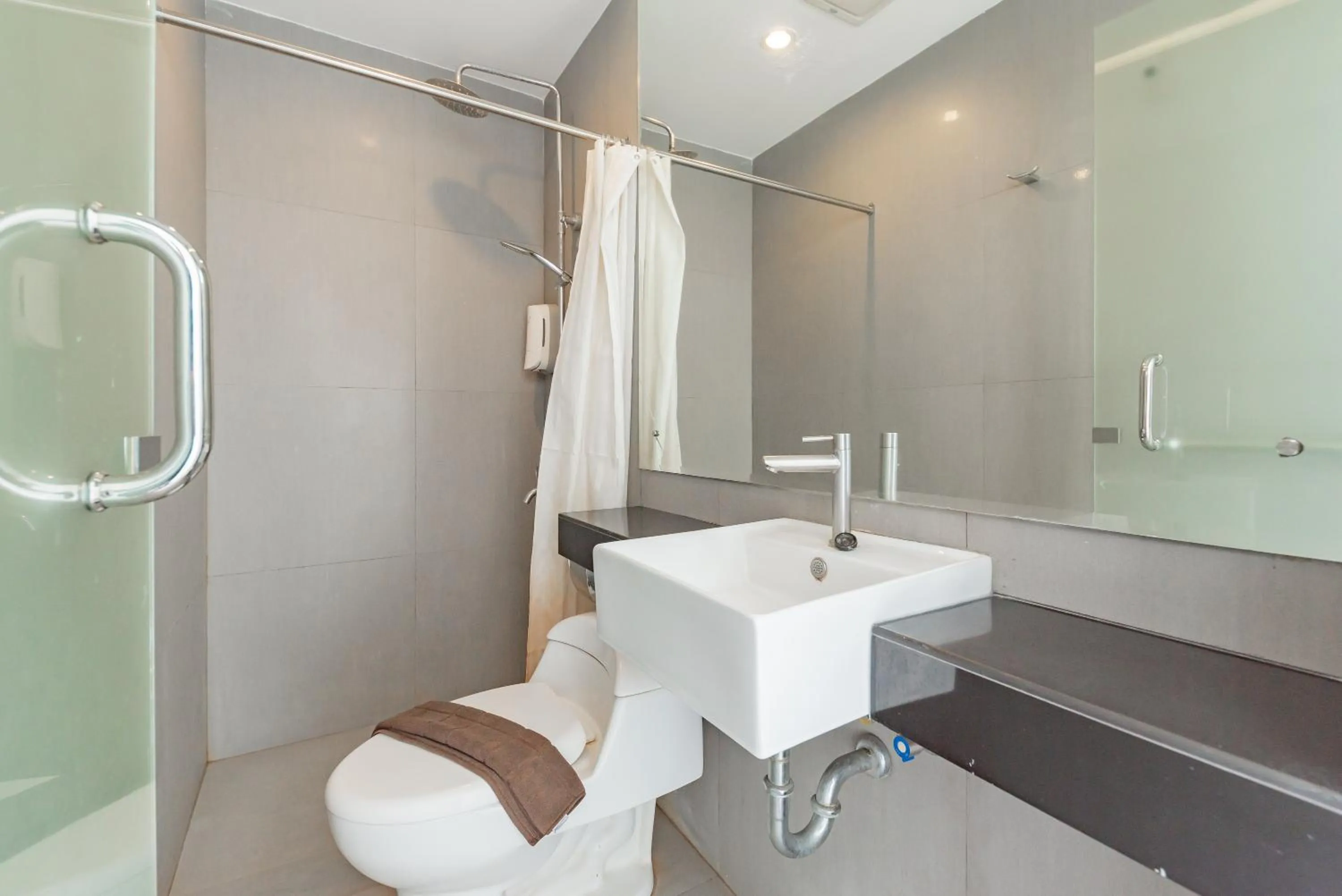 Bathroom in Sans Vibes Diemdi Kiaracondoong Bandung