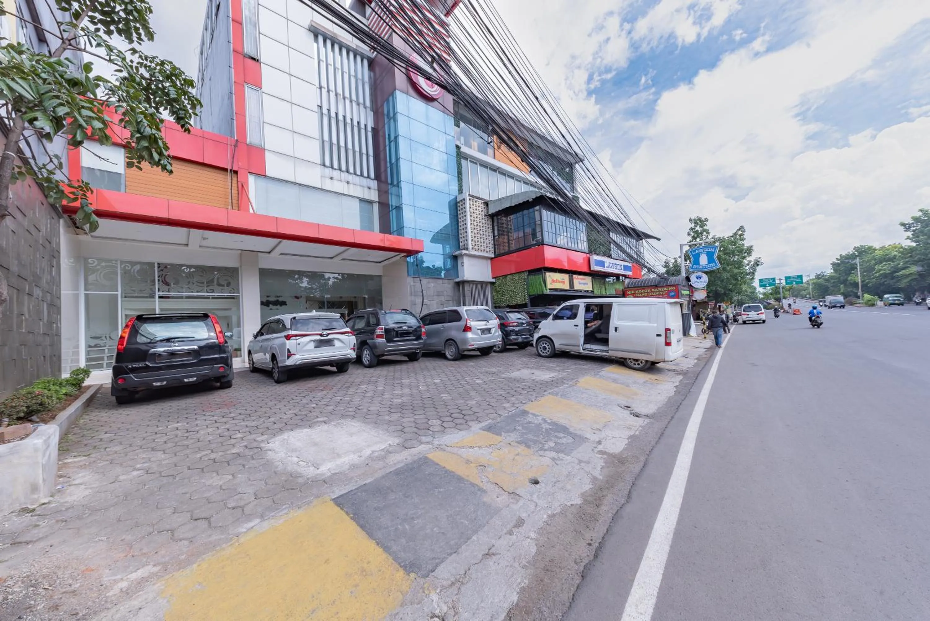 Property building in Sans Vibes Diemdi Kiaracondoong Bandung