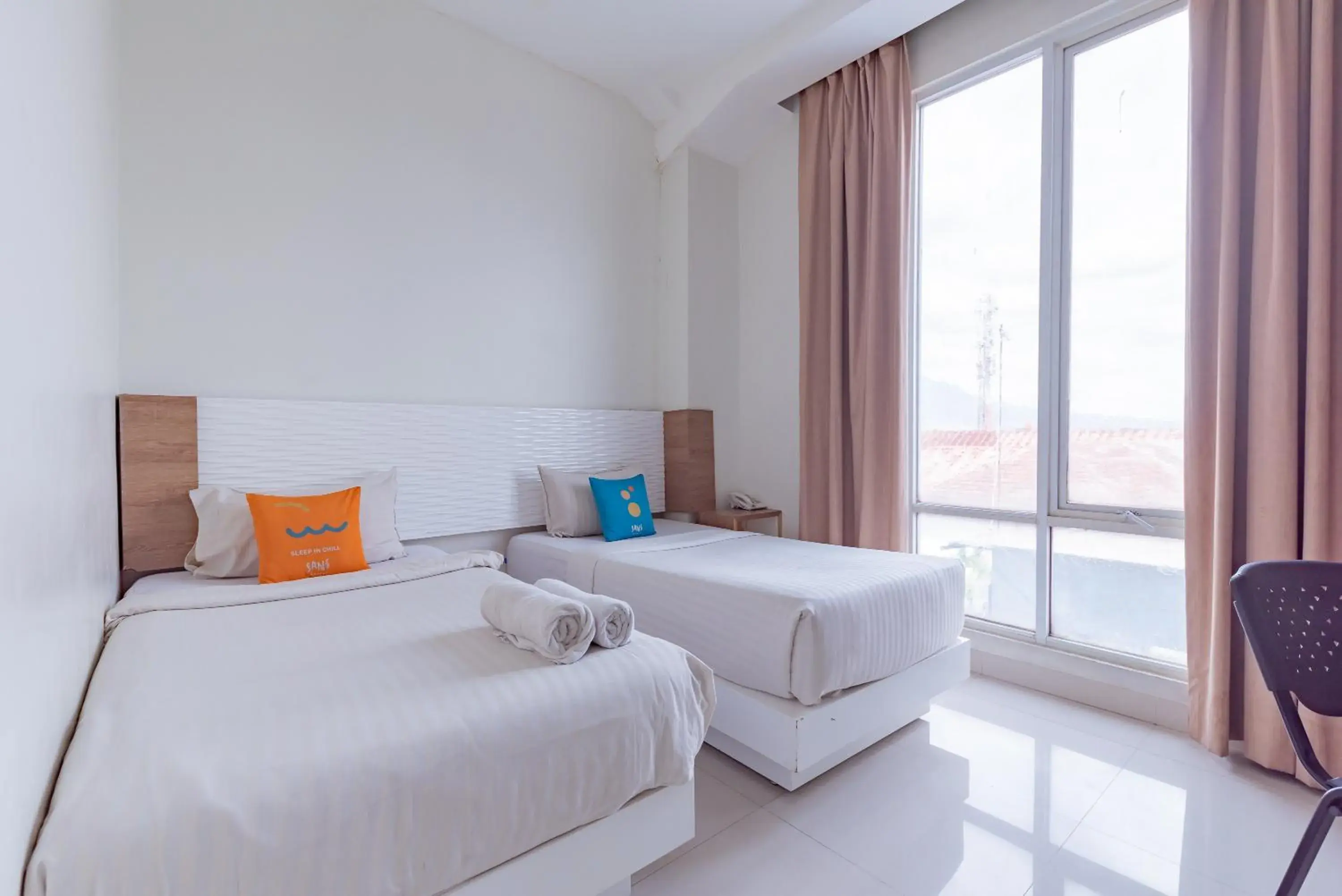 Deluxe Twin Room in Sans Vibes Diemdi Kiaracondoong Bandung Deluxe Twin Room in Sans Vibes Diemdi Kiaracondoong Bandung