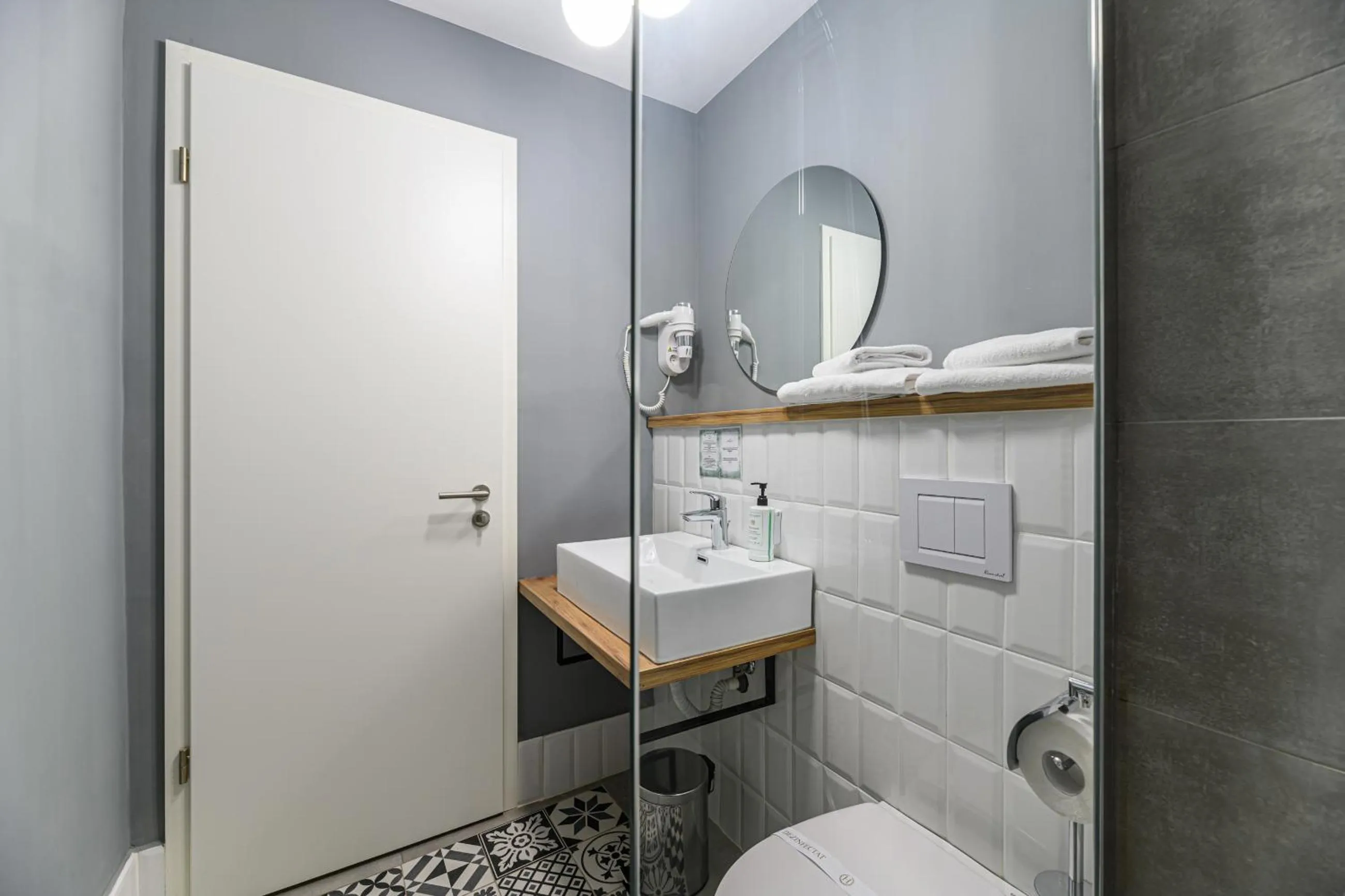 Shower in Johann Strauss Hotel