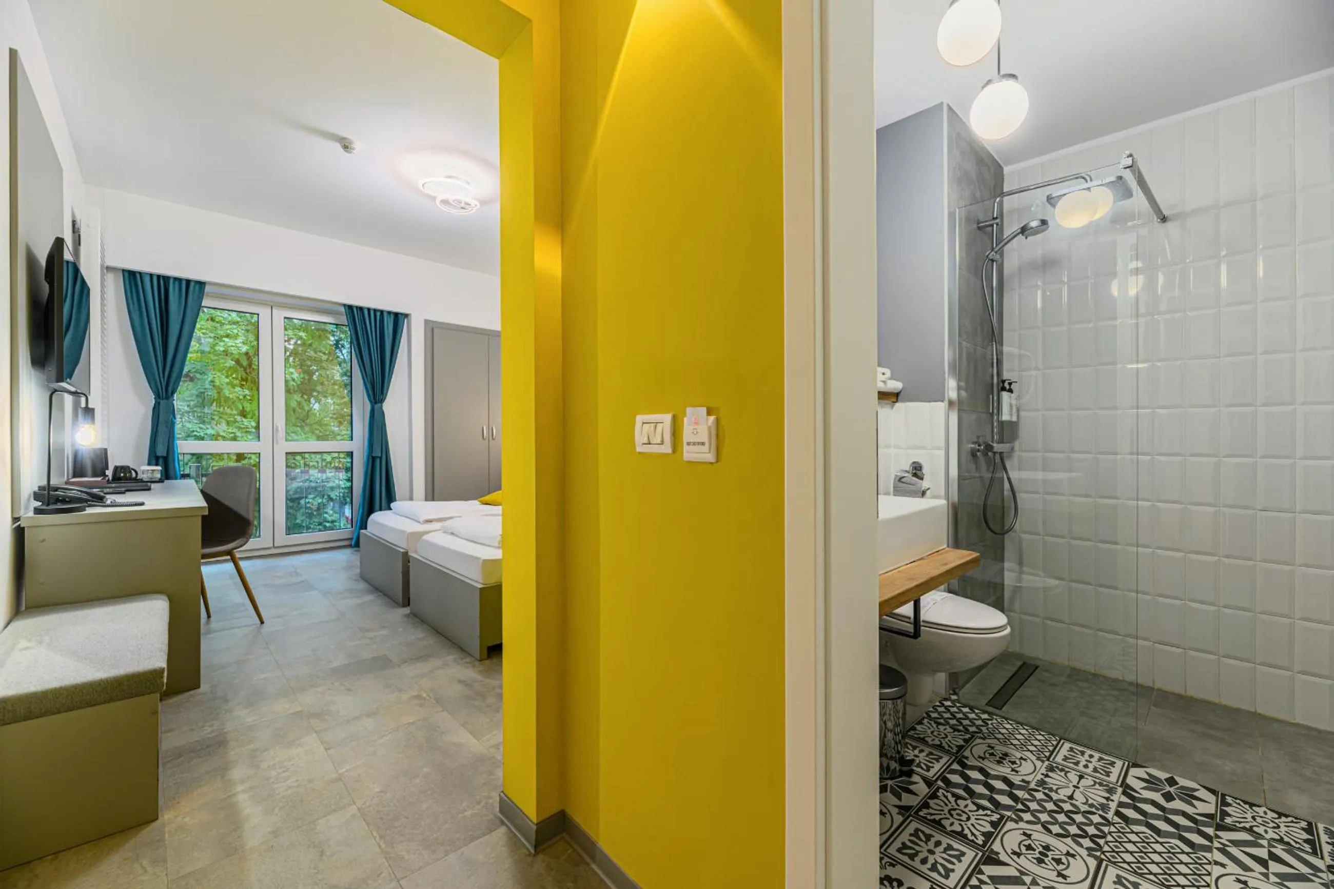 Shower, Bed in Johann Strauss Hotel