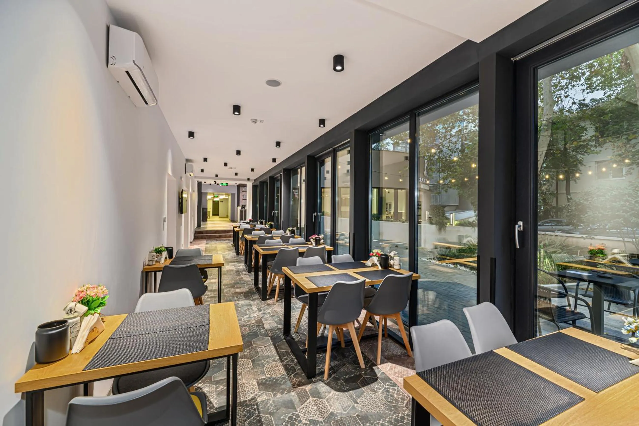 Restaurant/places to eat in Johann Strauss Hotel