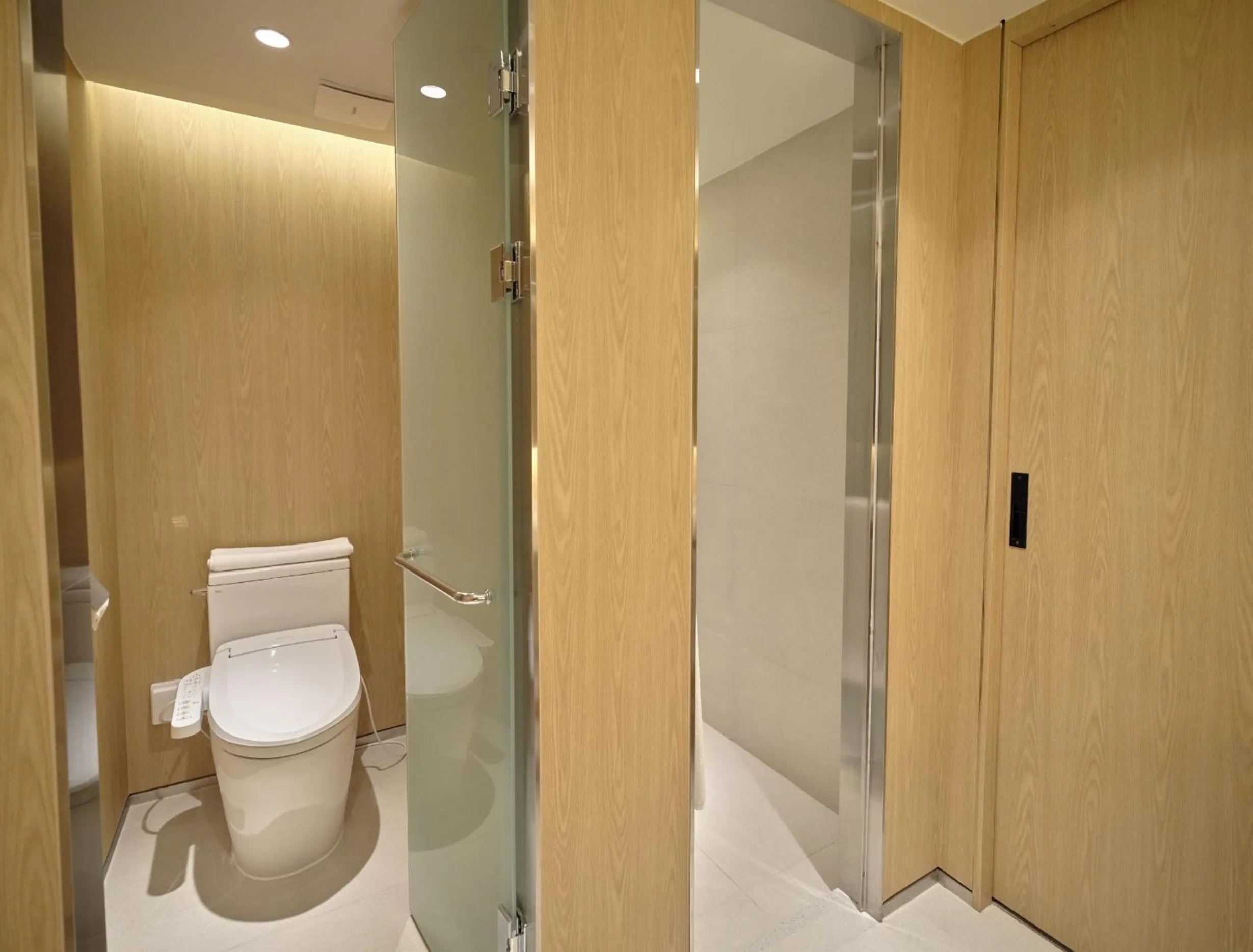 Shower in UH Suite The Coex