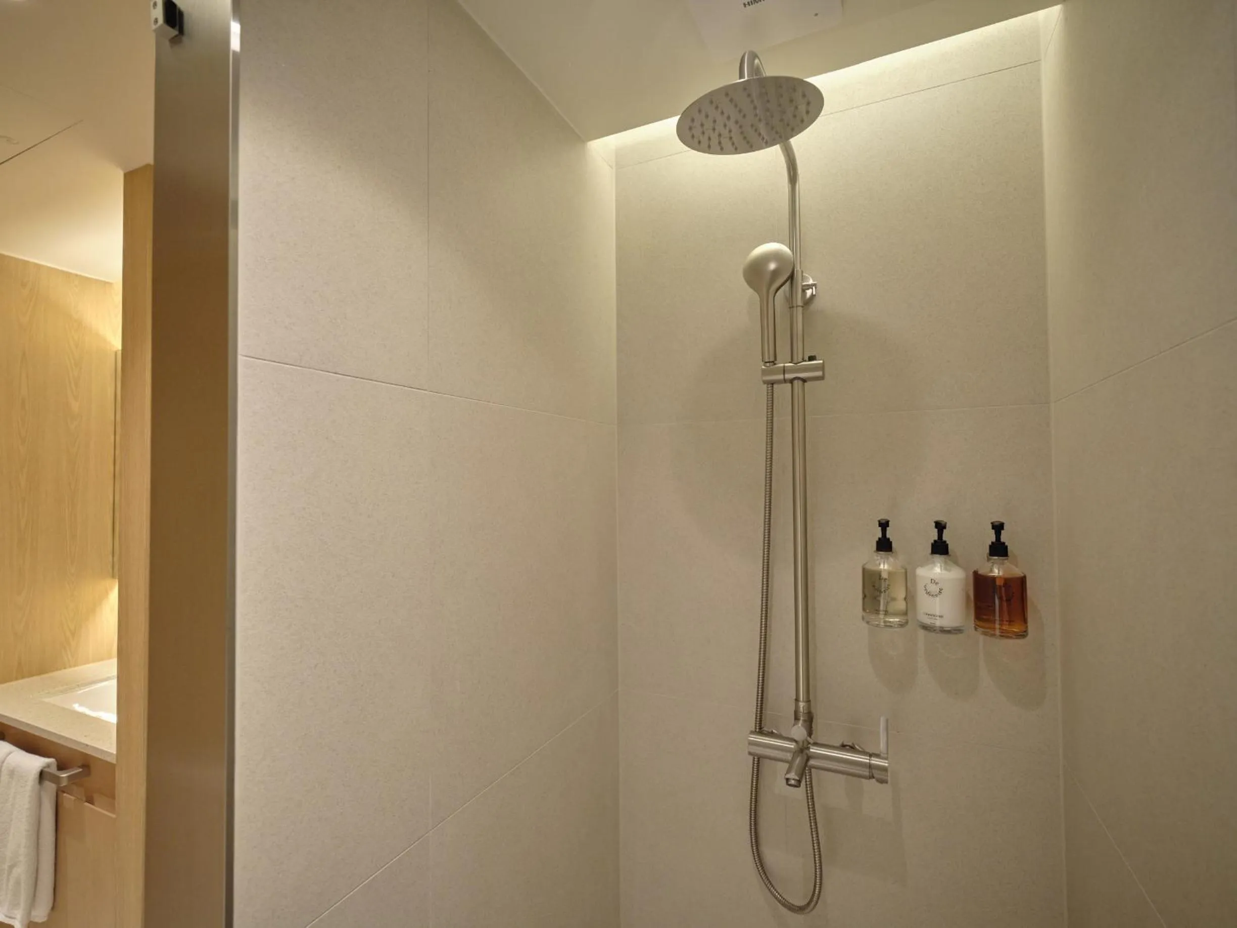 Shower in UH Suite The Coex