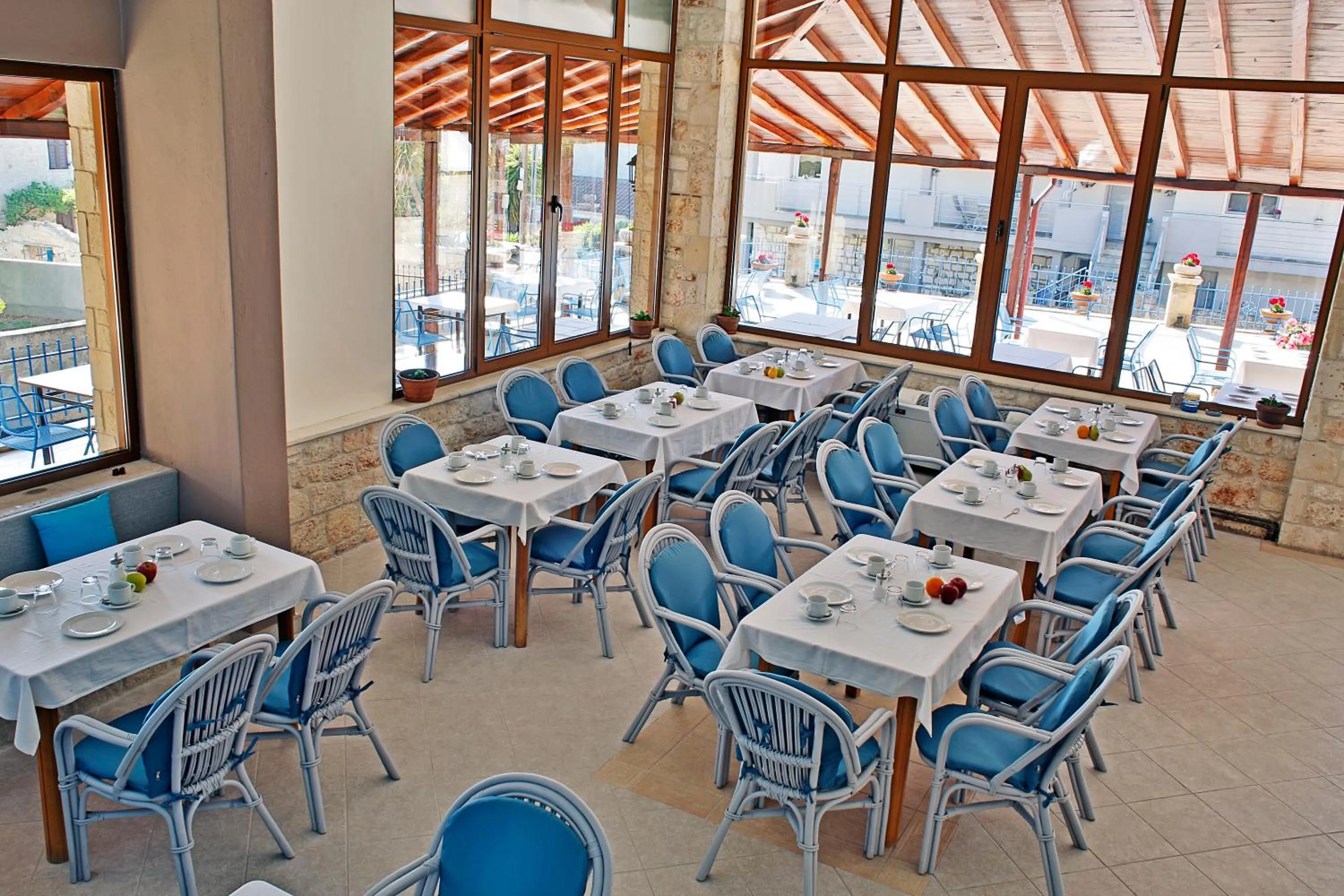 Restaurant/places to eat in Stratos Hotel