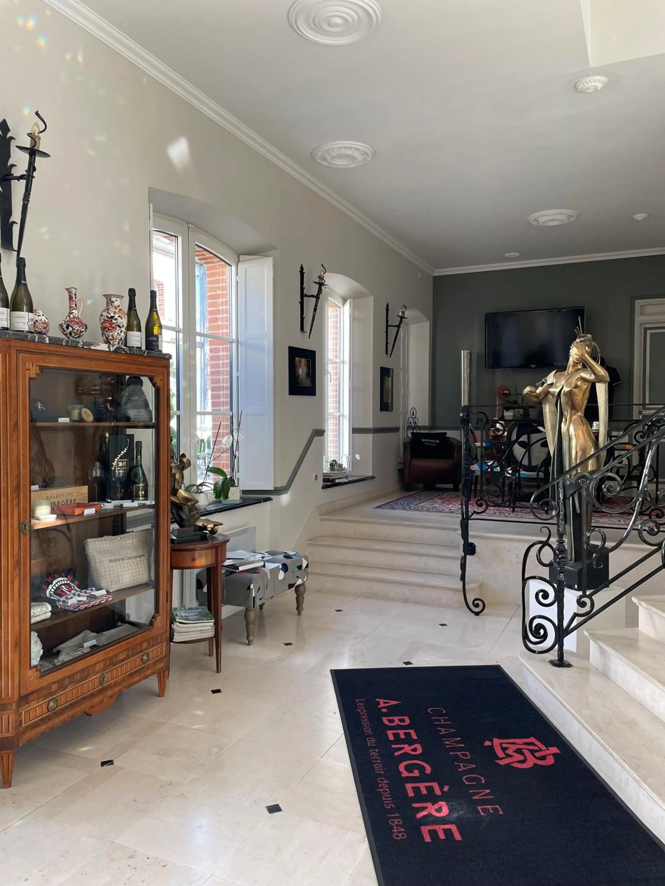 Property building in Champagne André Bergère & Suites