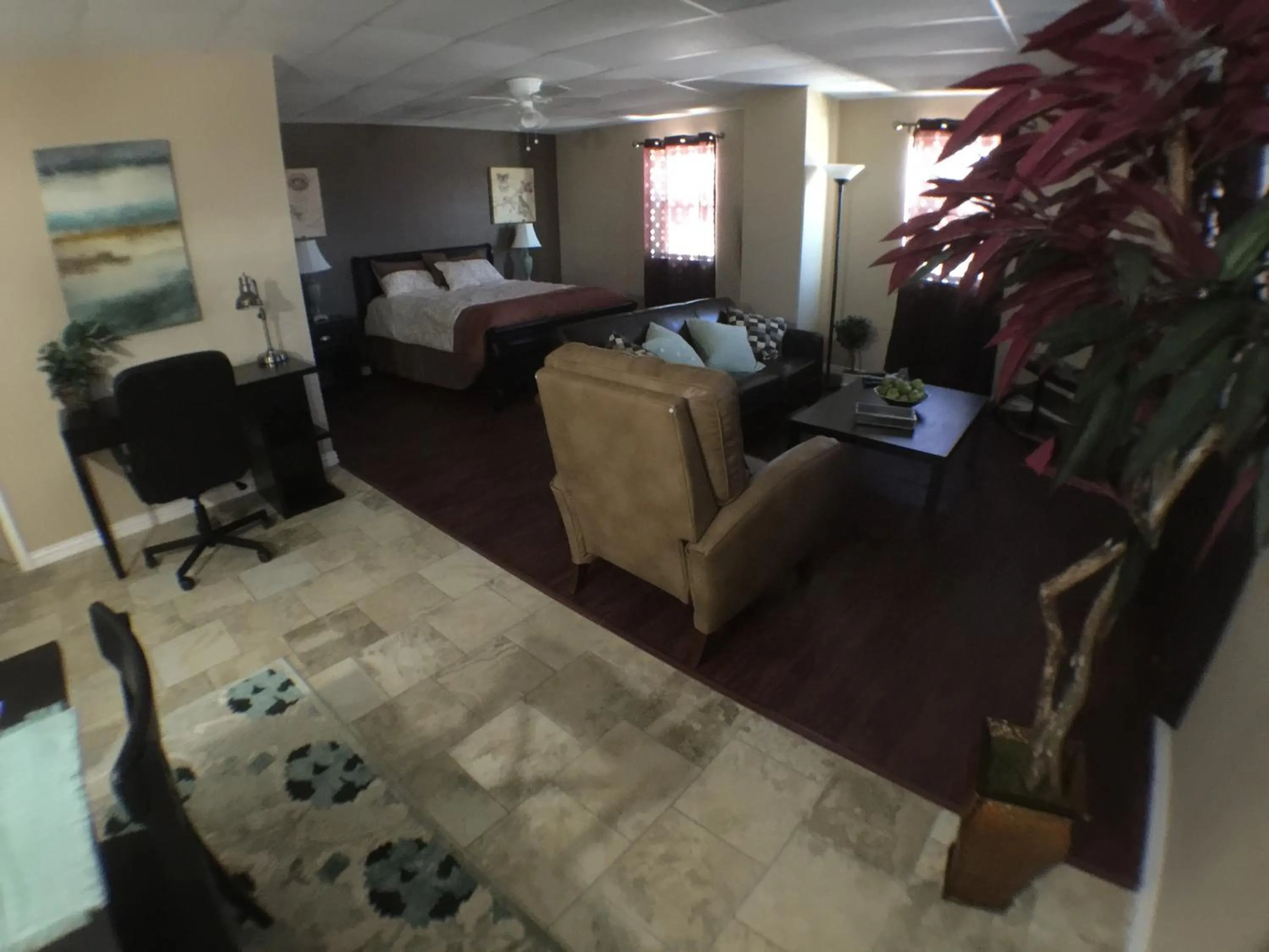 Living room, Bed in Austin Motor Inn