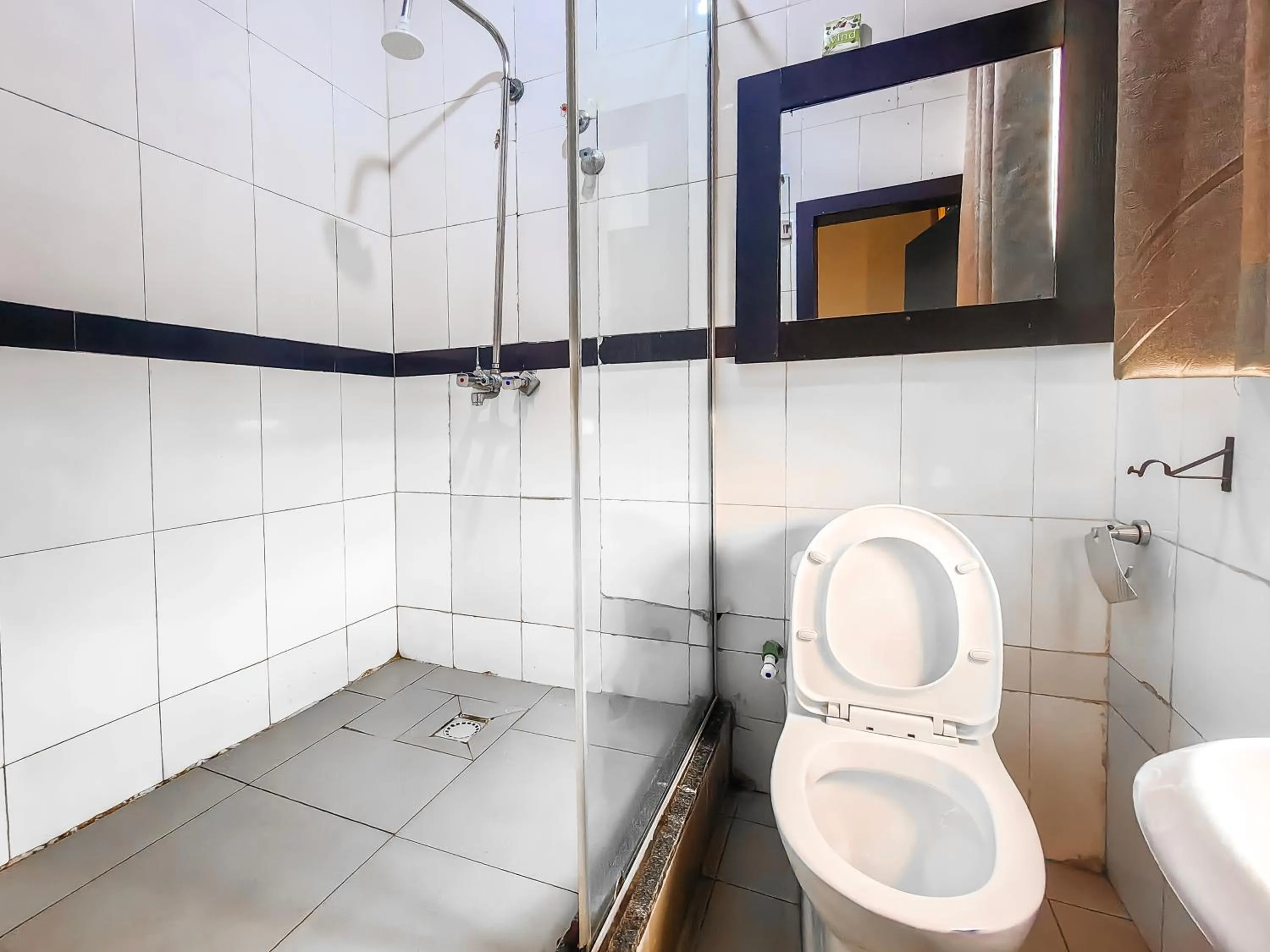 Shower in Aotel Hotels & Suites - Ojota