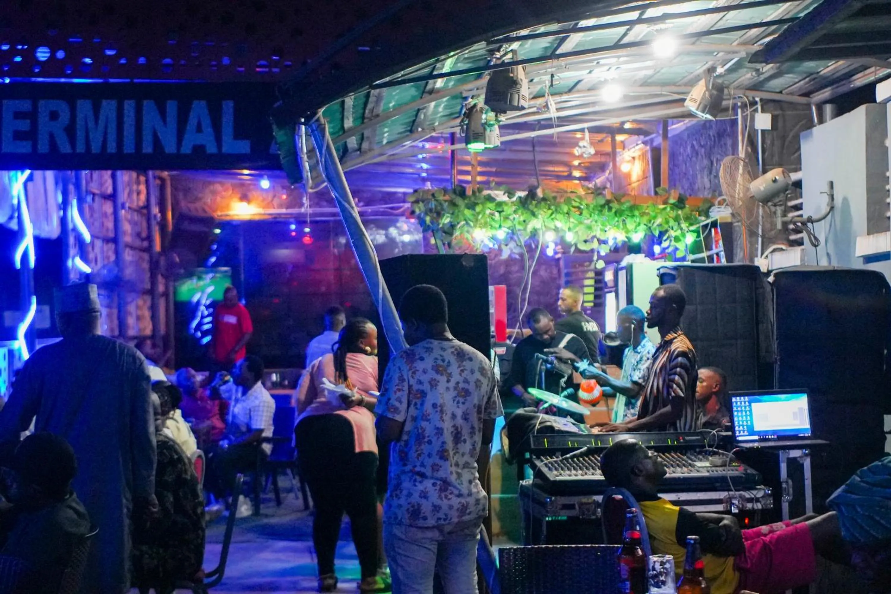 Evening entertainment in Aotel Hotels & Suites - Ojota