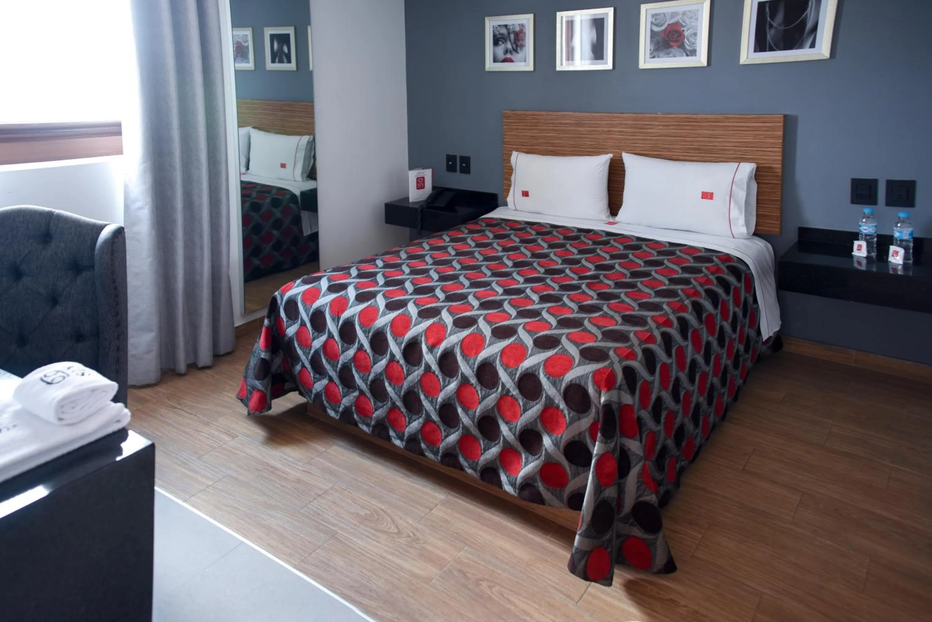 Photo of the whole room, Bed in Six Hotel Guadalajara Expiatorio