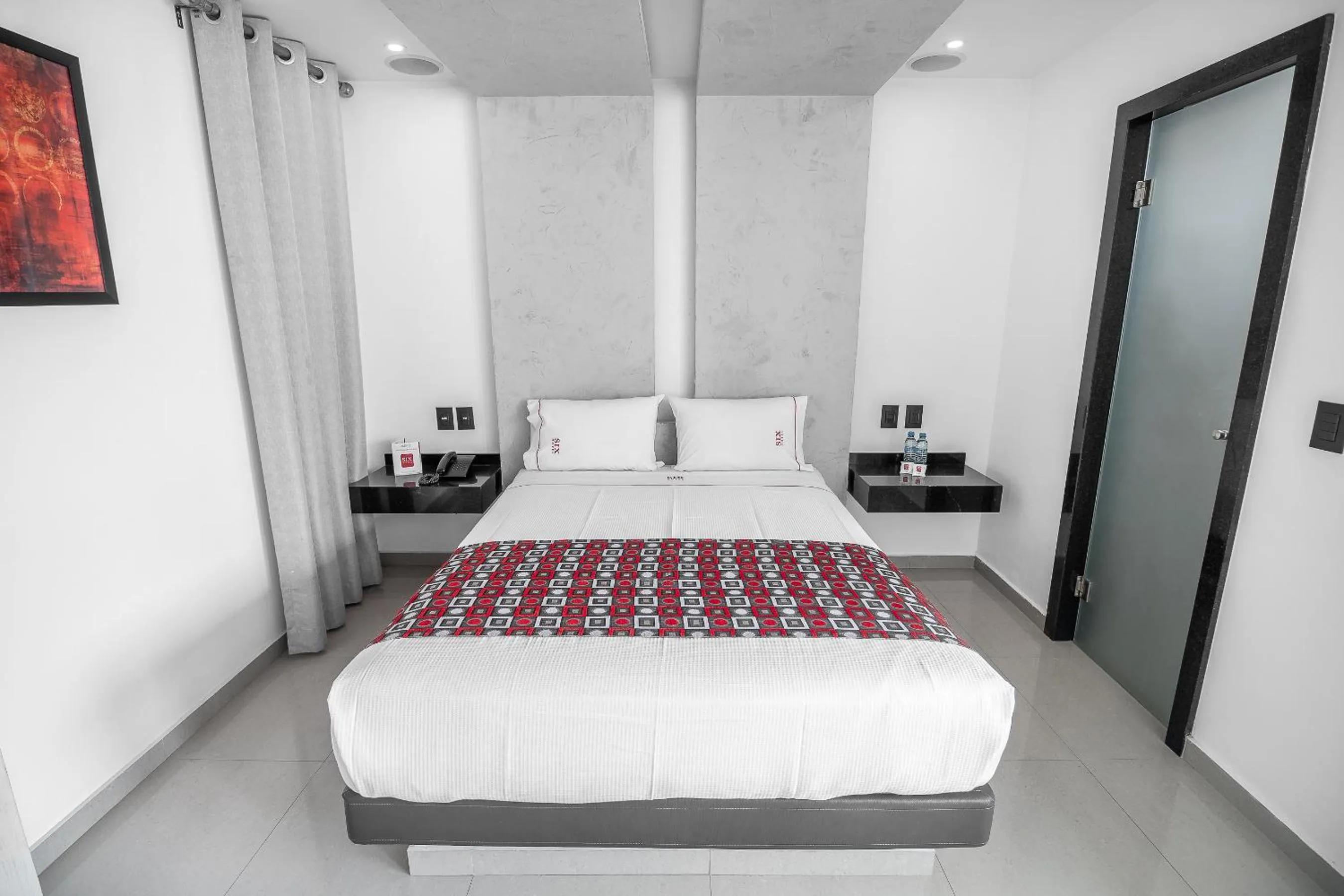 Photo of the whole room, Bed in Six Hotel Guadalajara Expiatorio