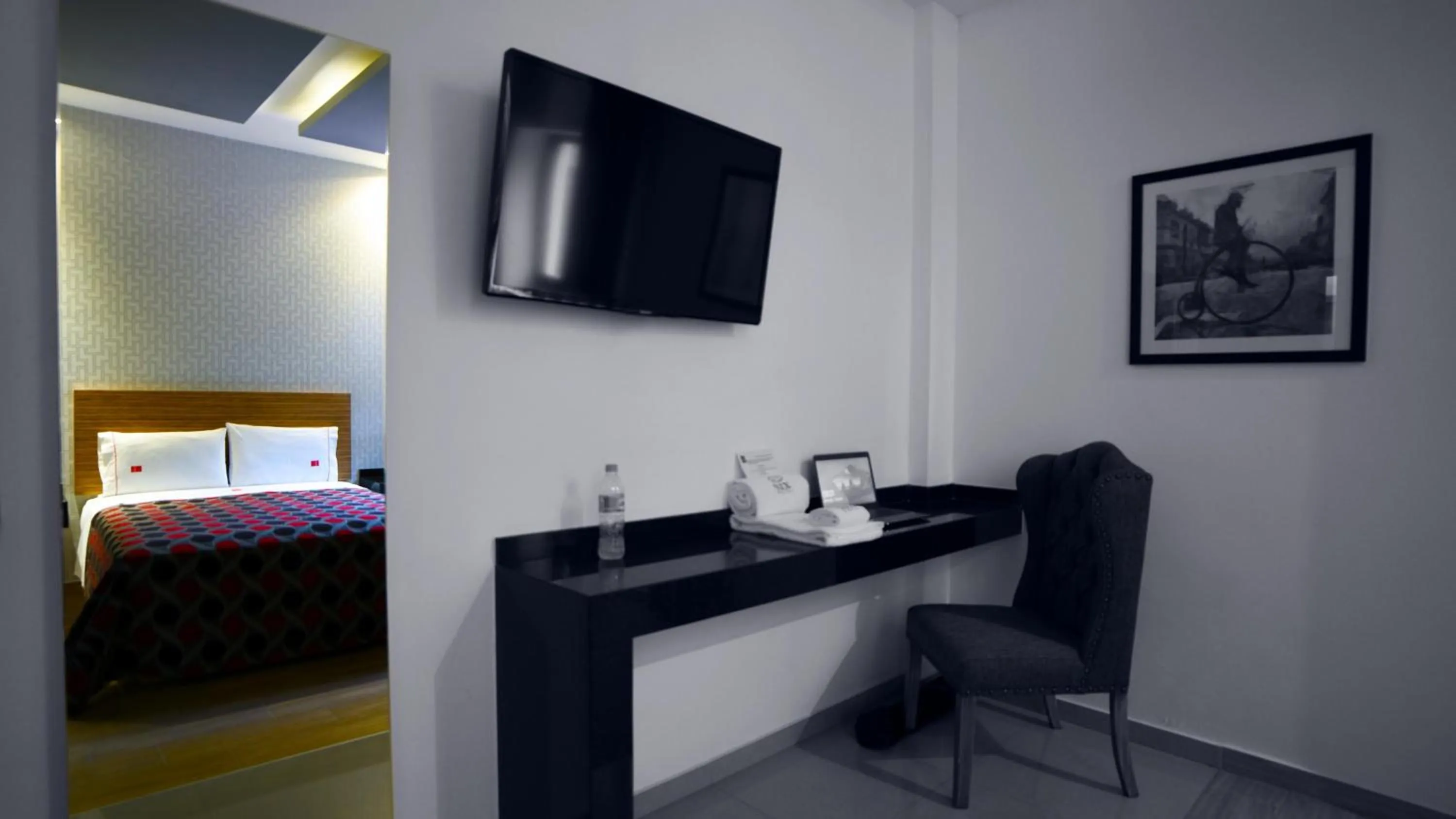 TV and multimedia, Bed in Six Hotel Guadalajara Expiatorio