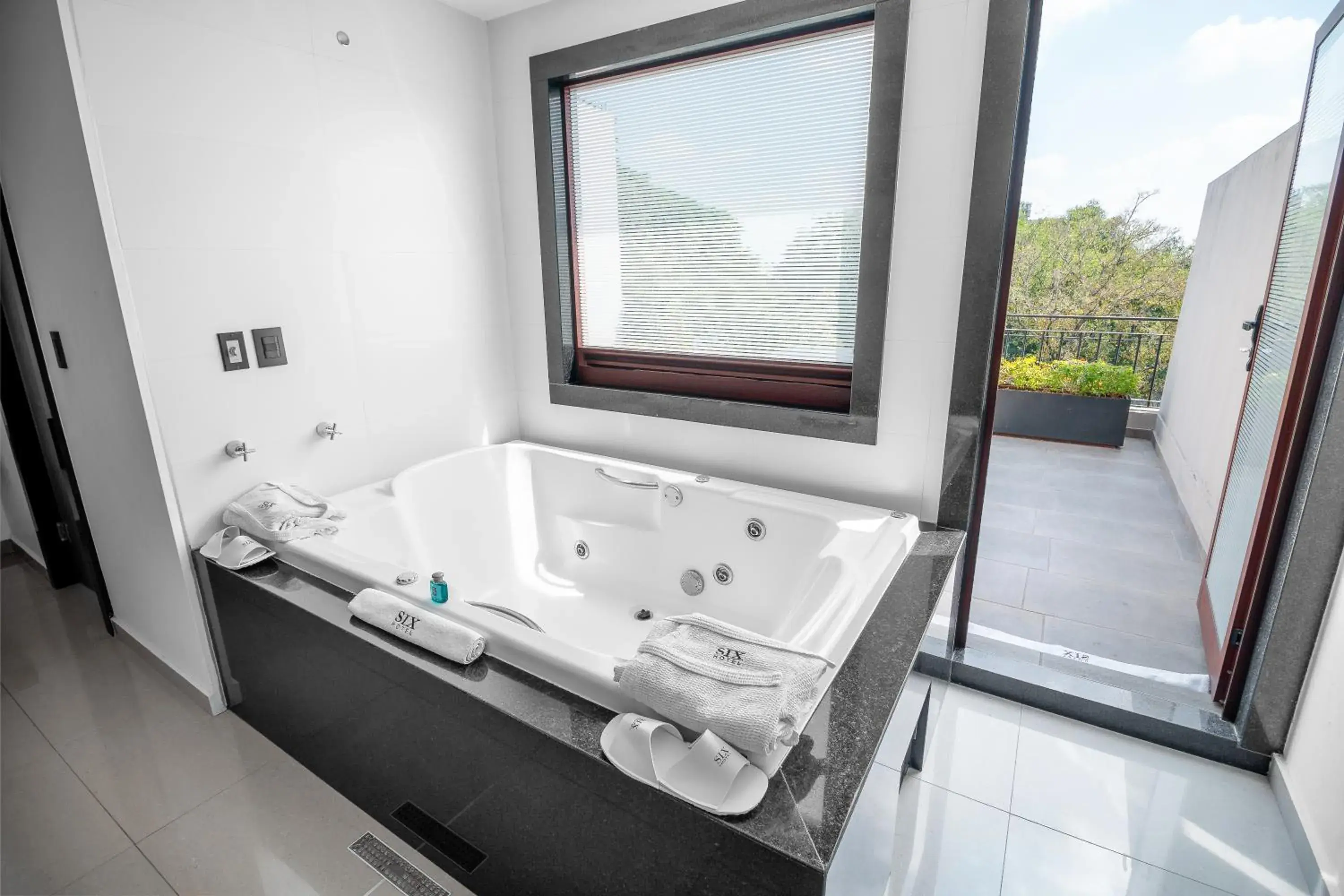 Suite with Hot Tub in Six Hotel Guadalajara Expiatorio Suite with Hot Tub in Six Hotel Guadalajara Expiatorio