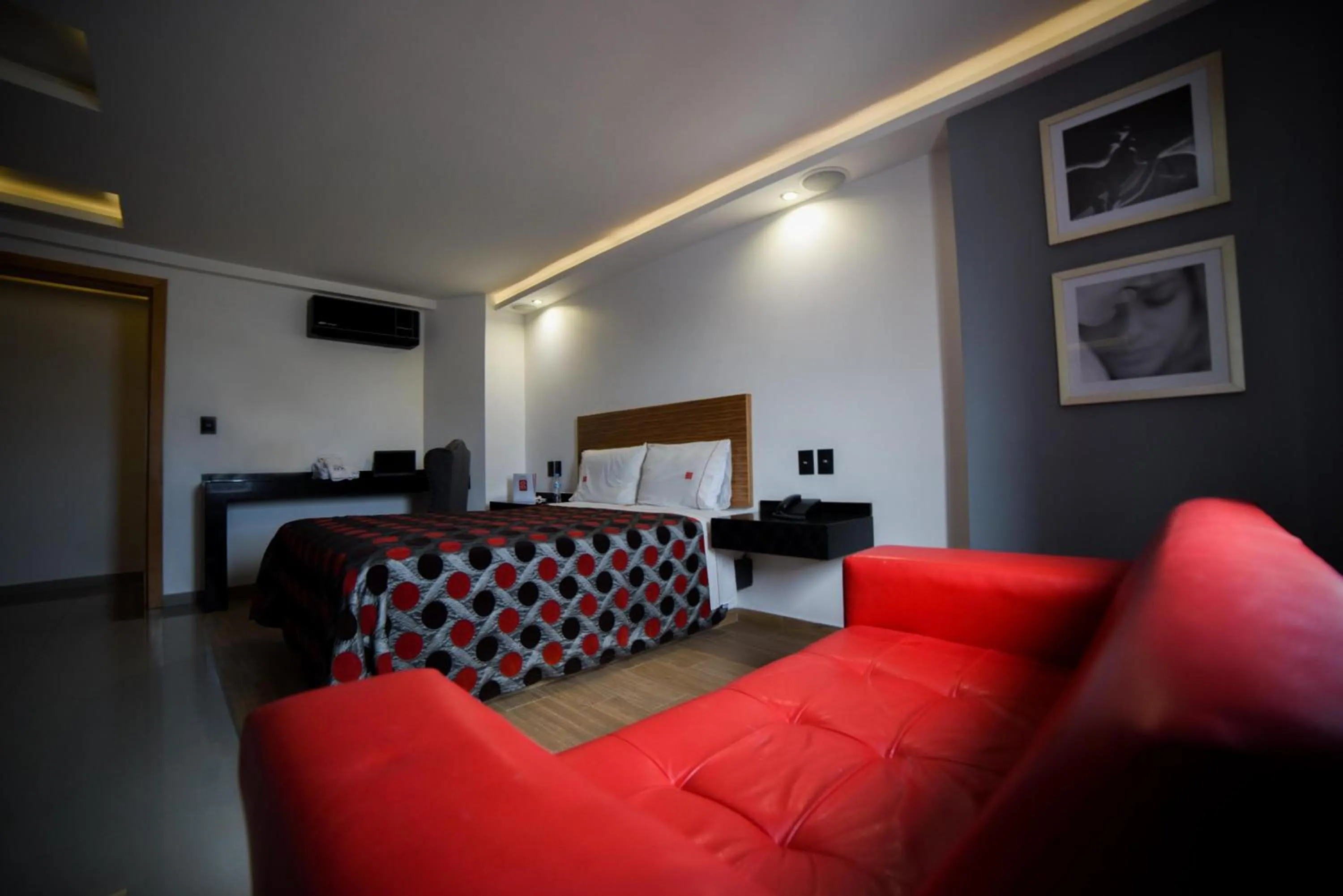 Photo of the whole room in Six Hotel Guadalajara Expiatorio