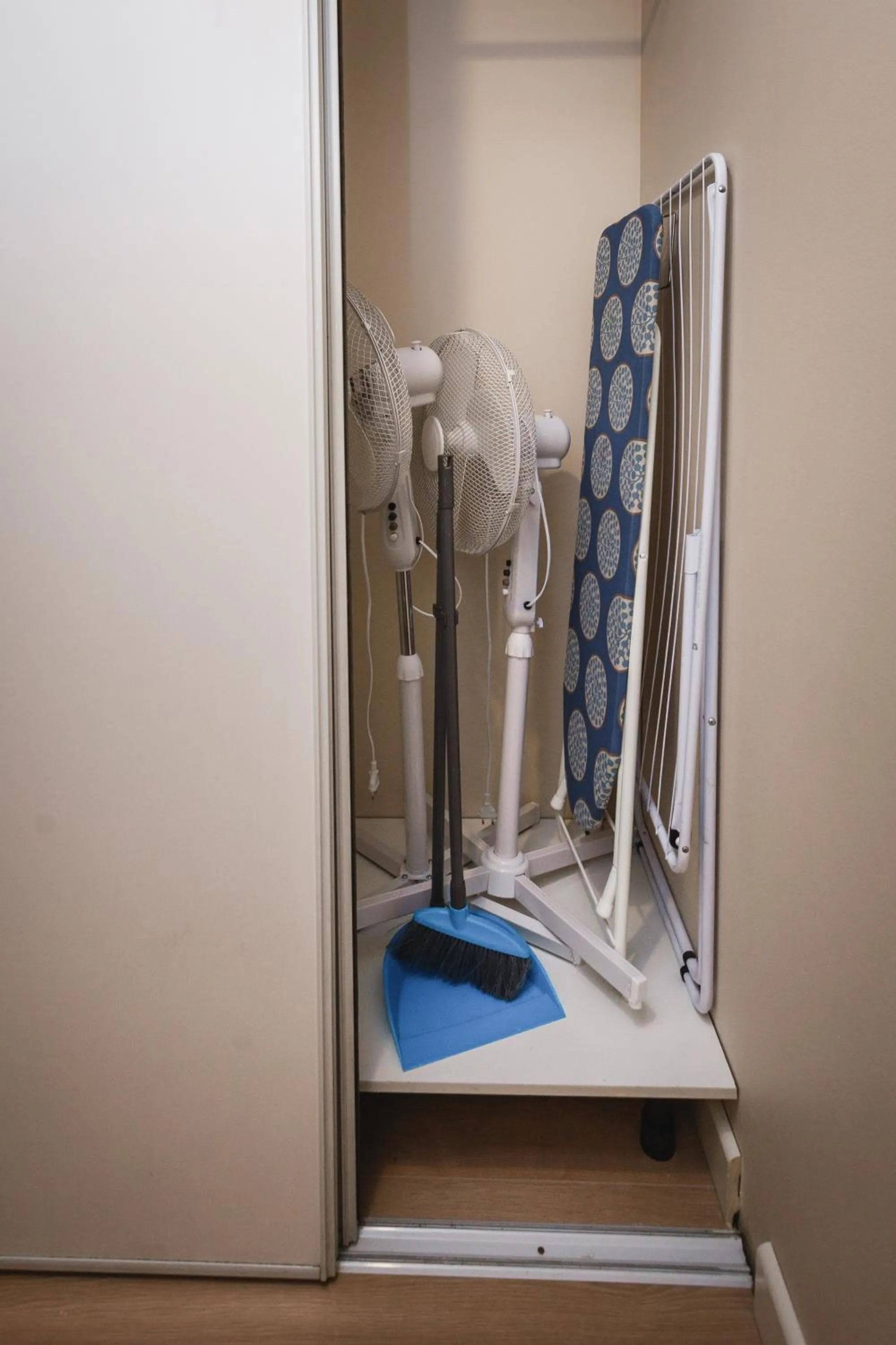 wardrobe, Bed in Bearsleys Downtown Apartments