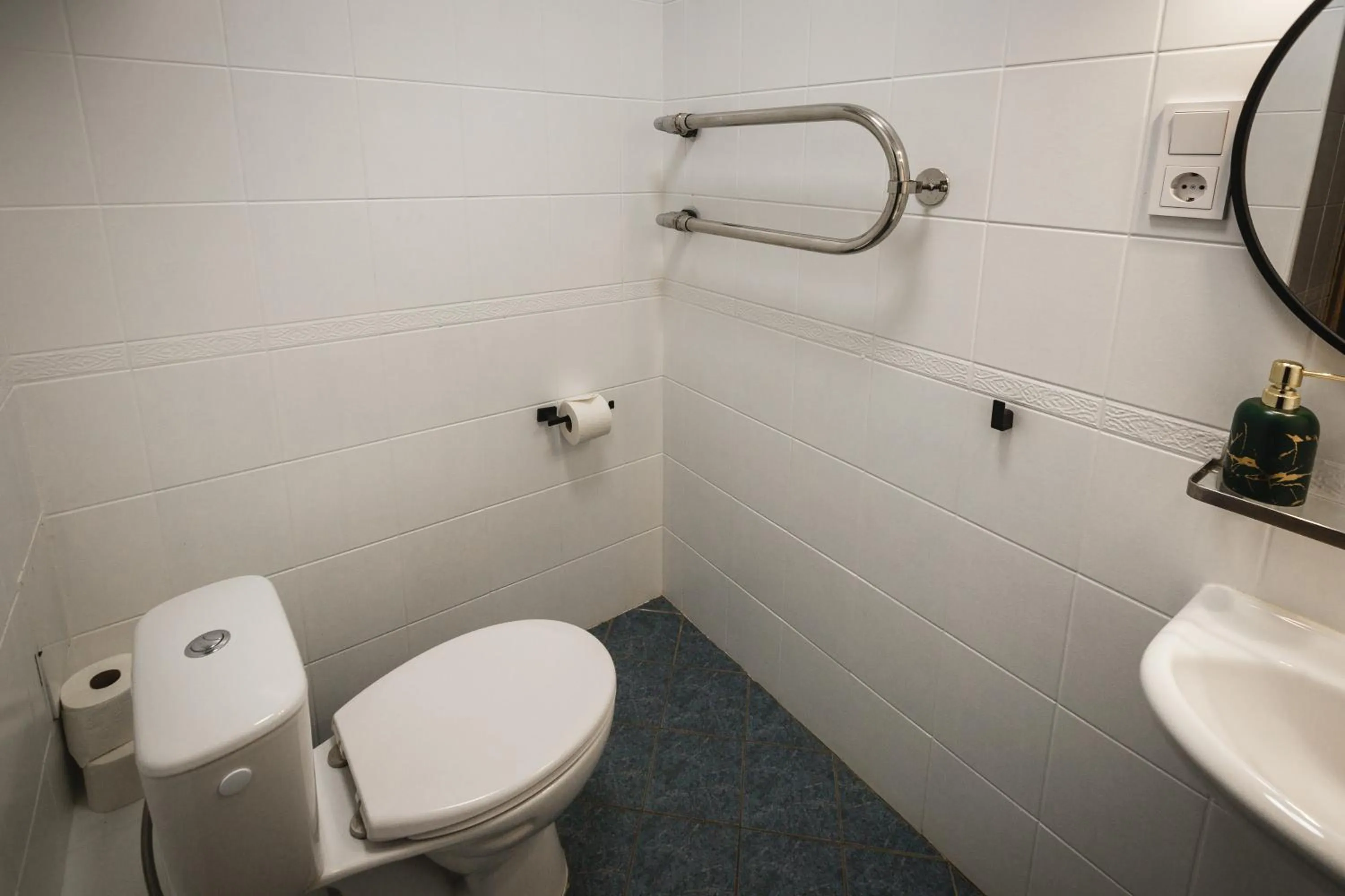 Toilet in Bearsleys Downtown Apartments