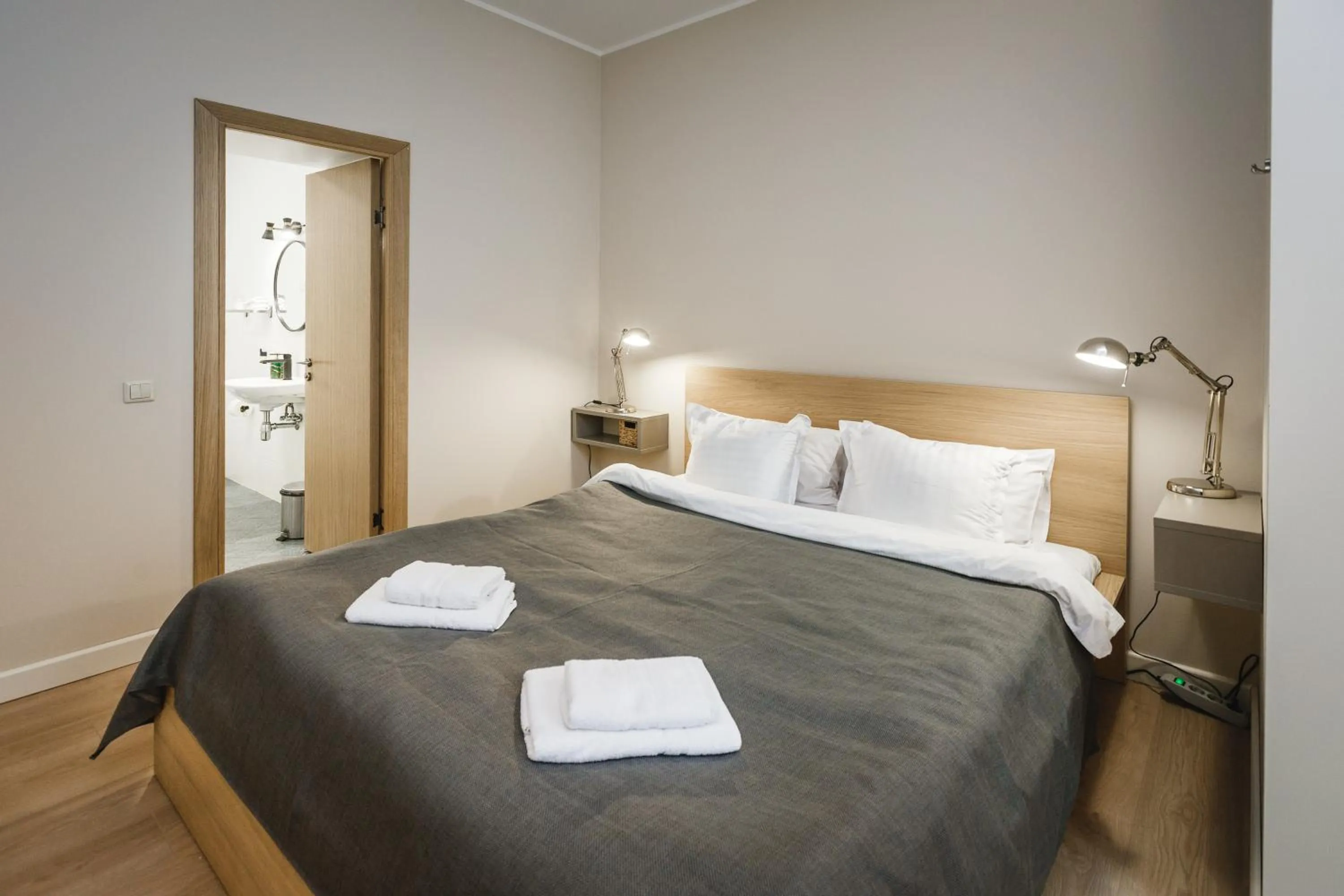 Bedroom, Bed in Bearsleys Downtown Apartments