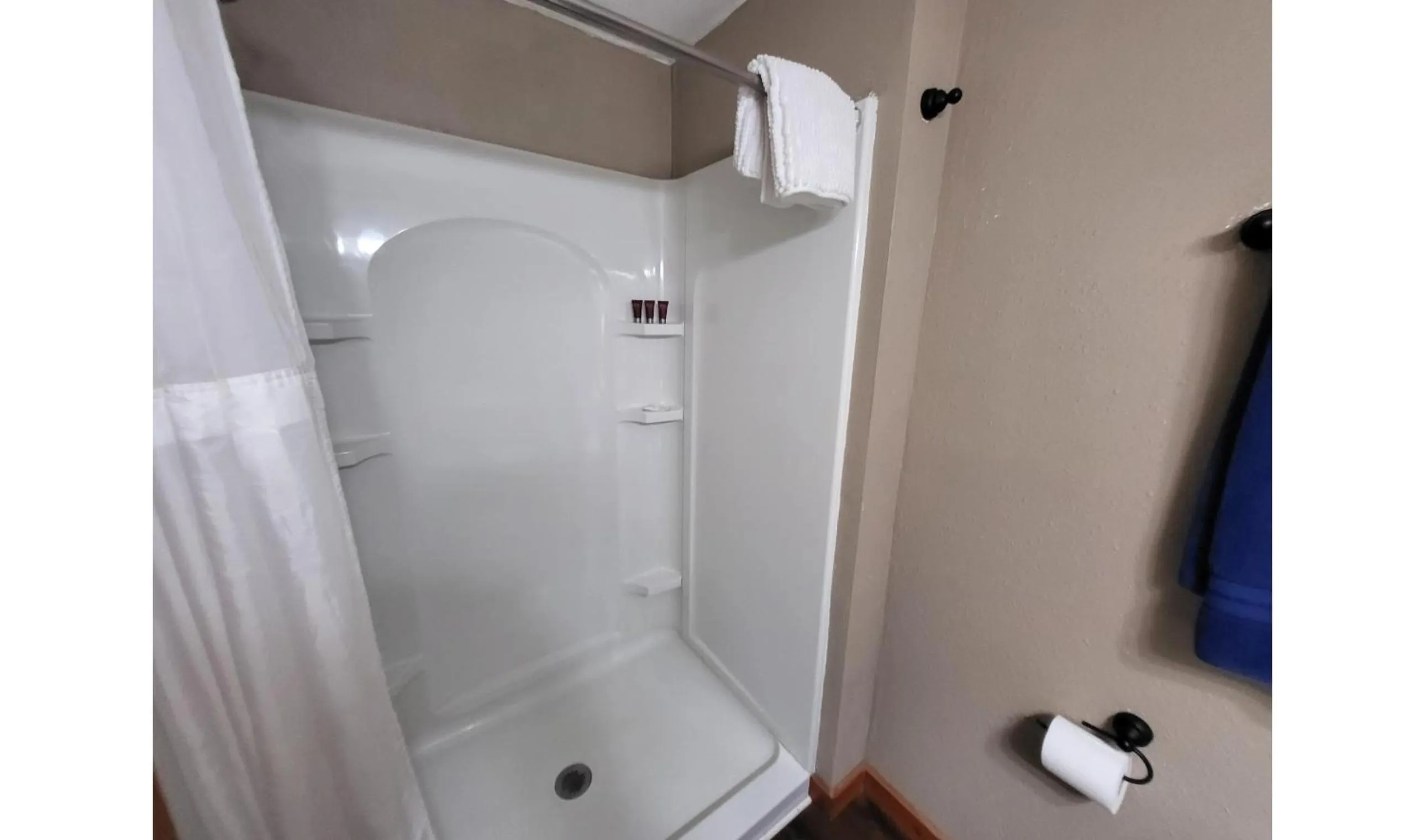 Bathroom in KJ's Inn and Suites By OYO Gettysburg US Hwy 212