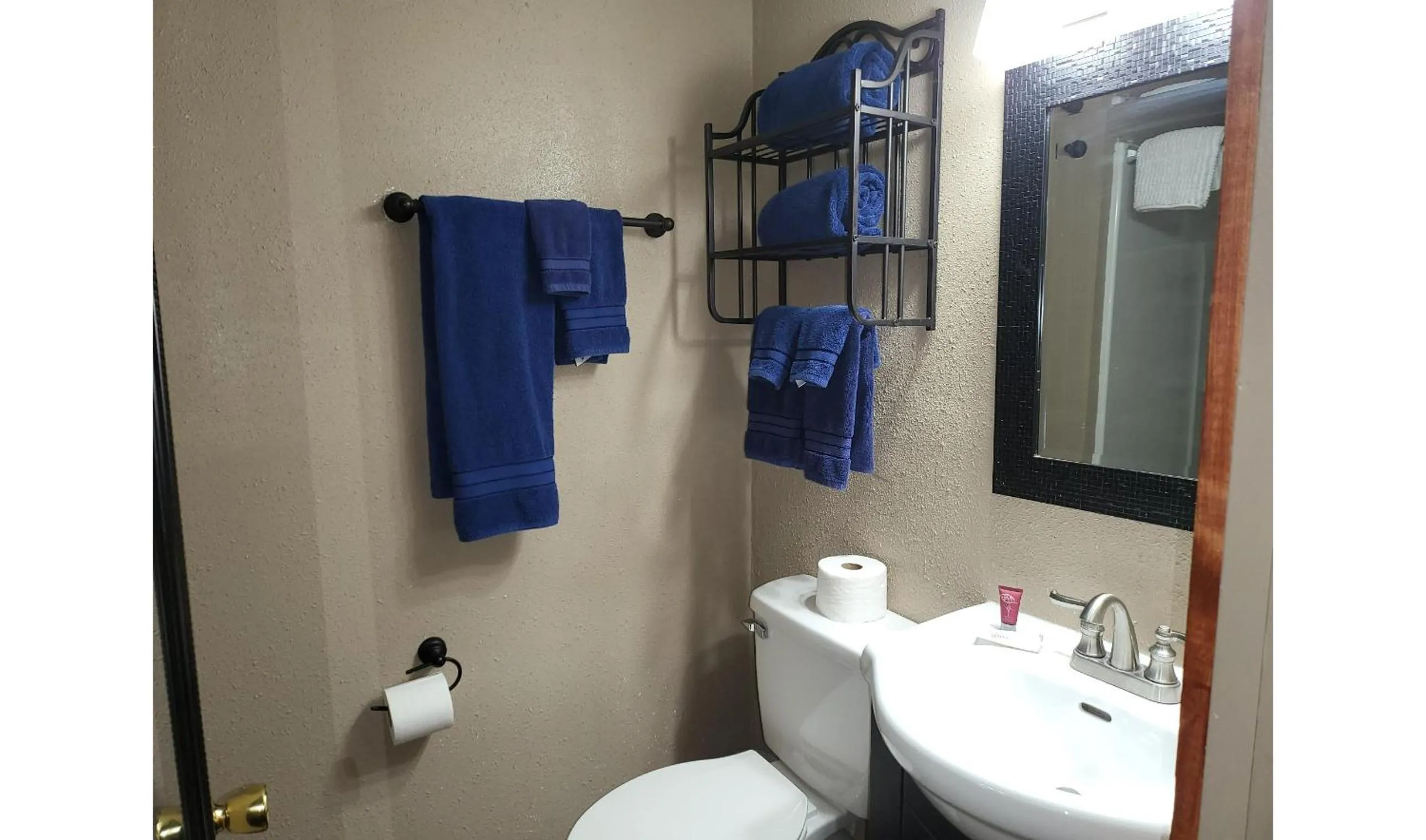 Bathroom in KJ's Inn and Suites By OYO Gettysburg US Hwy 212