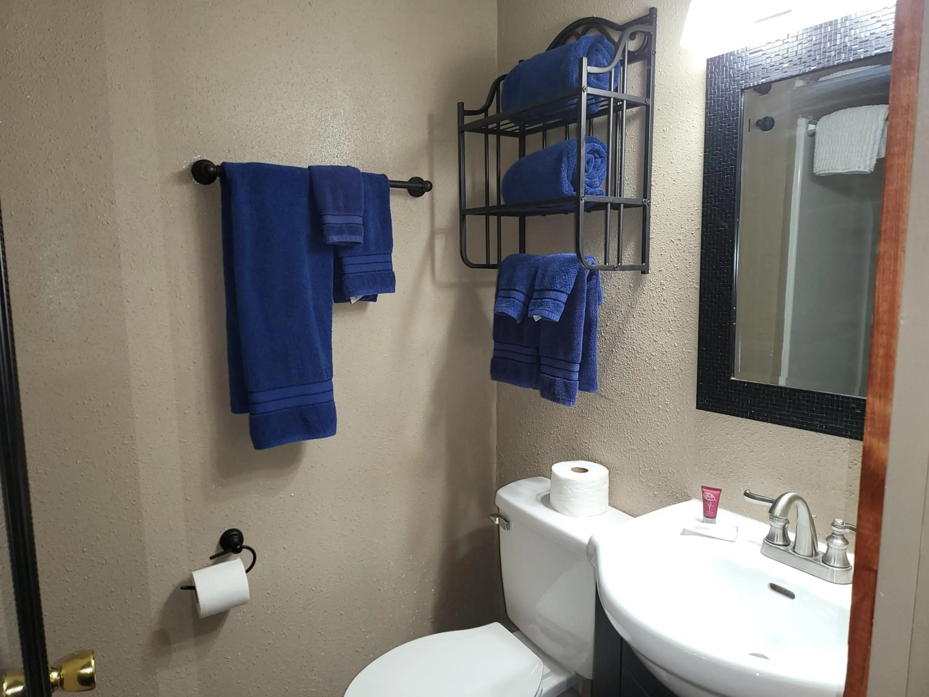 Bathroom in KJ's Inn and Suites By OYO Gettysburg US Hwy 212