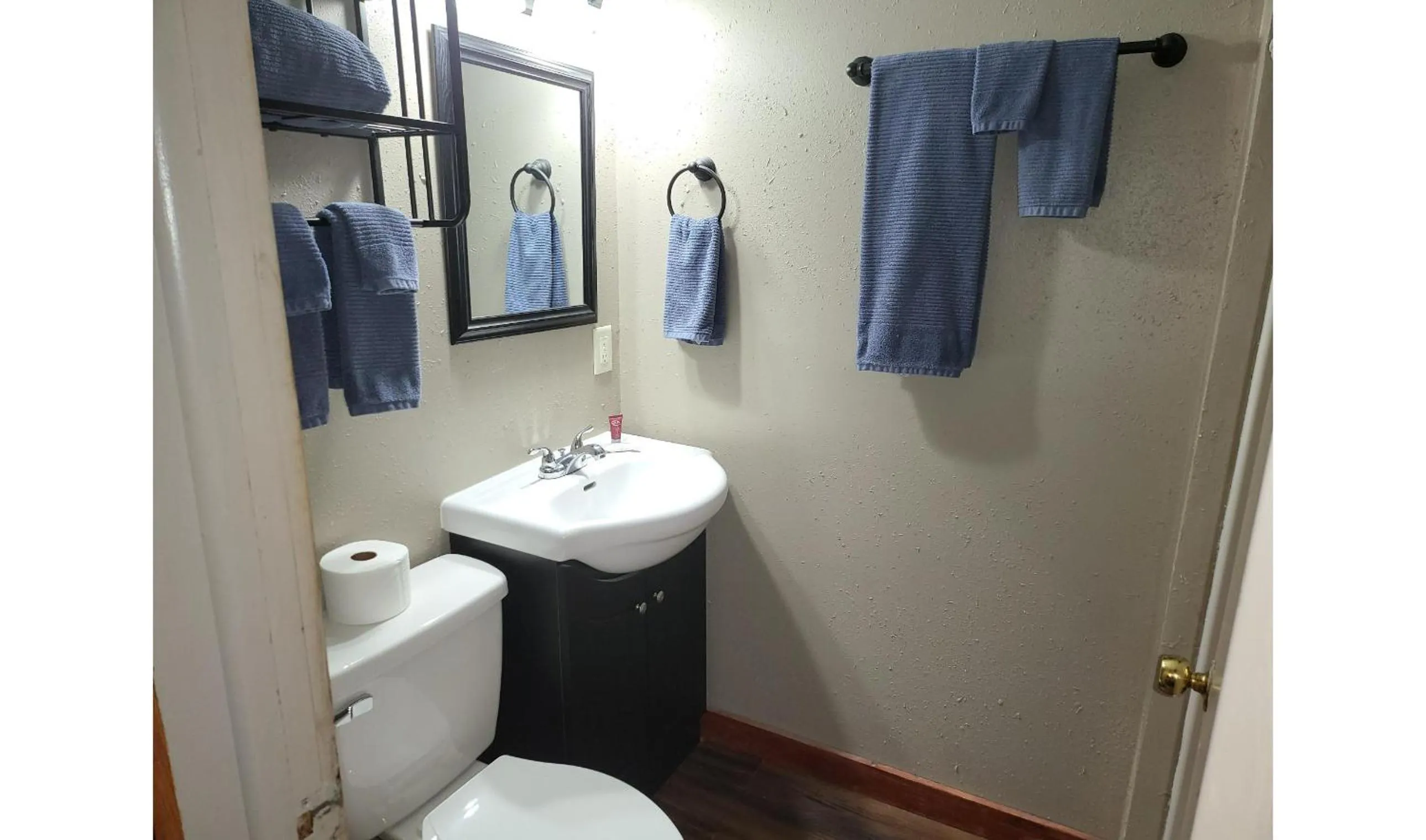 Bathroom in KJ's Inn and Suites By OYO Gettysburg US Hwy 212