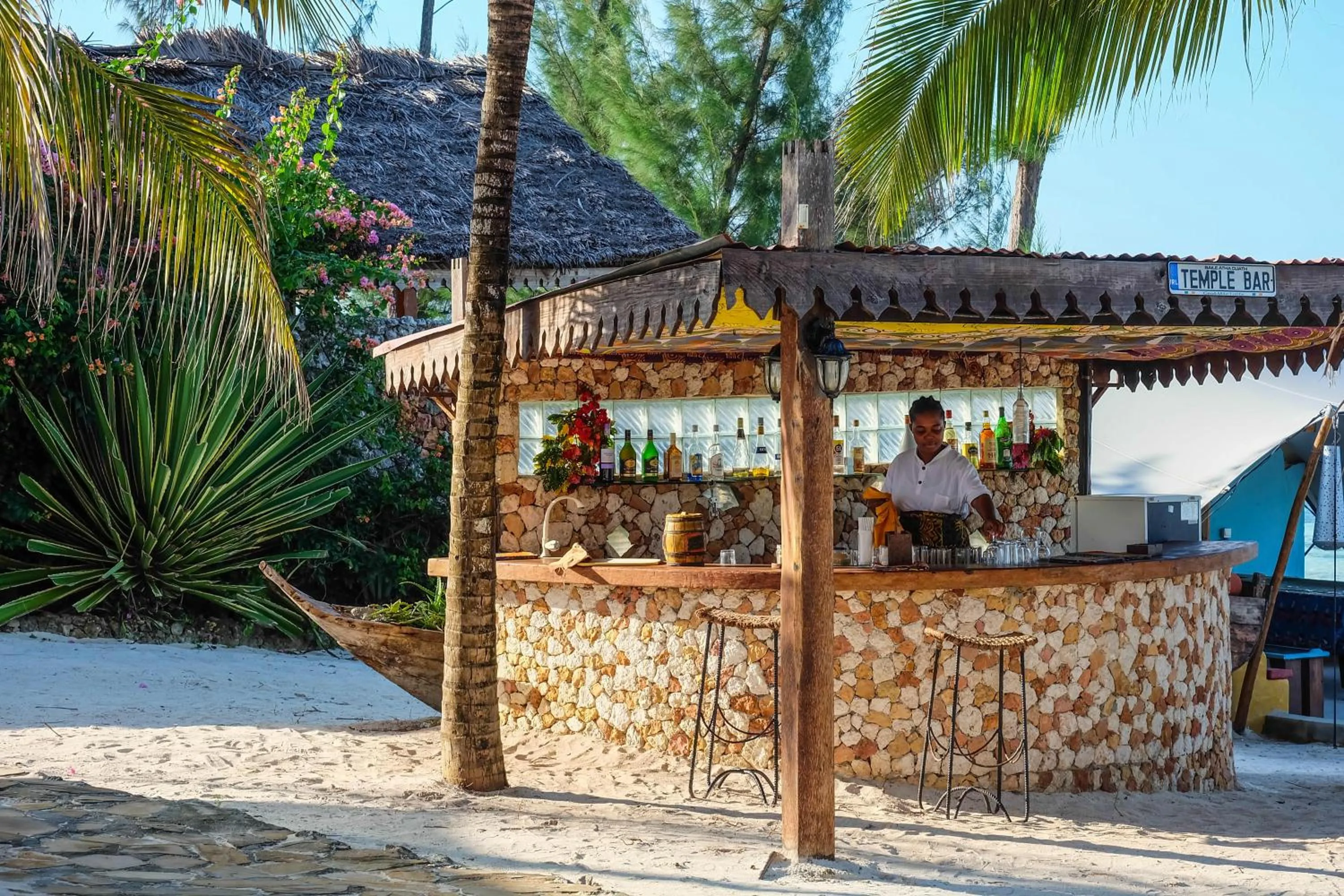 Lounge or bar in Seasons Lodge Zanzibar