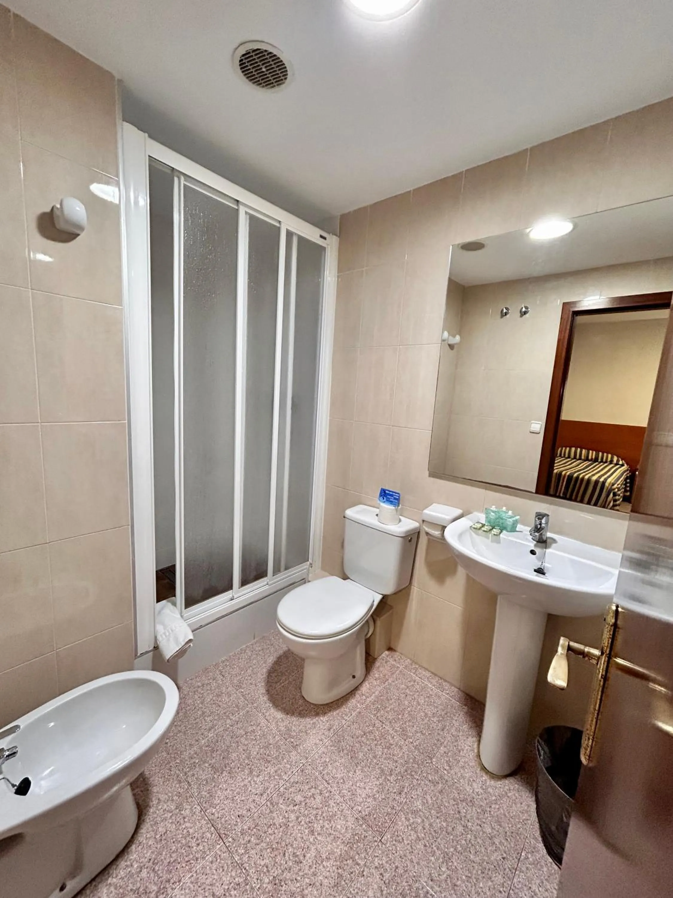 Shower in Pensión La Orozca Benidorm