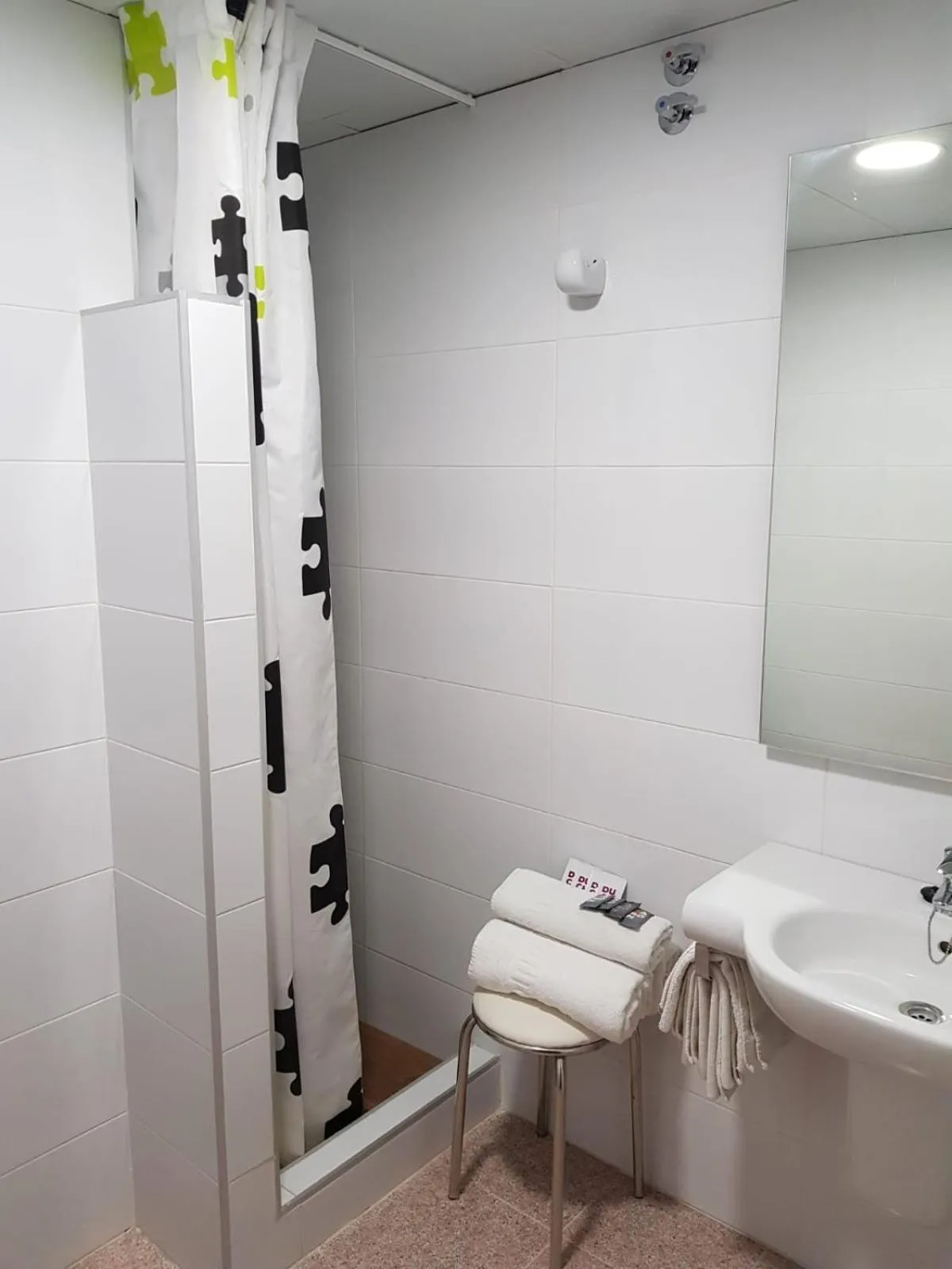 Bathroom in Pensión La Orozca Benidorm