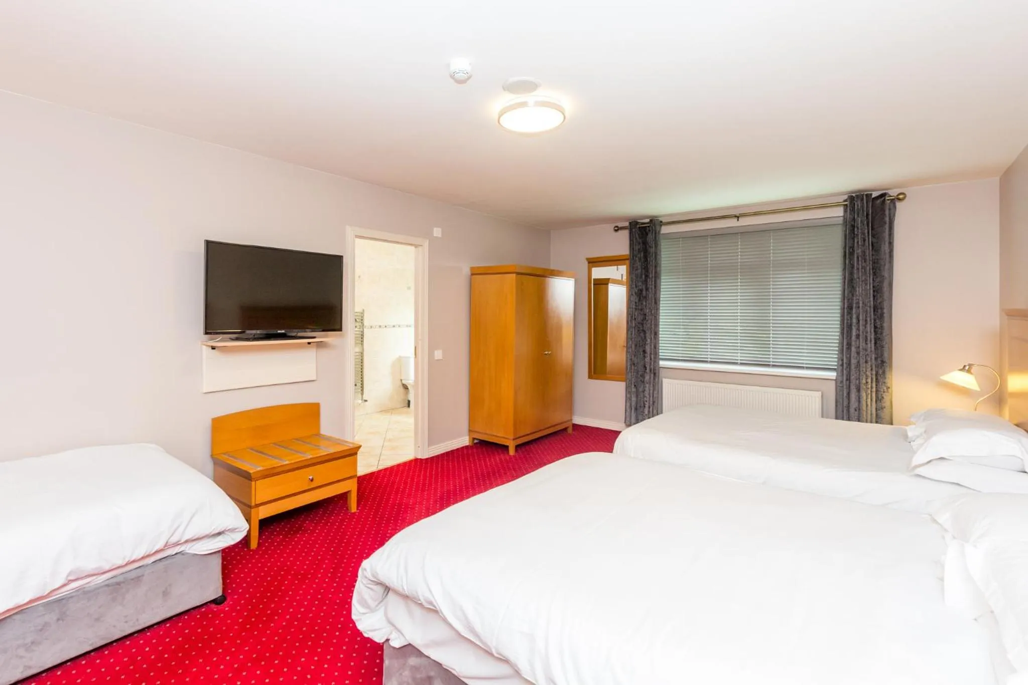 TV/Entertainment Center in Airport View Hotel and Secret Spa