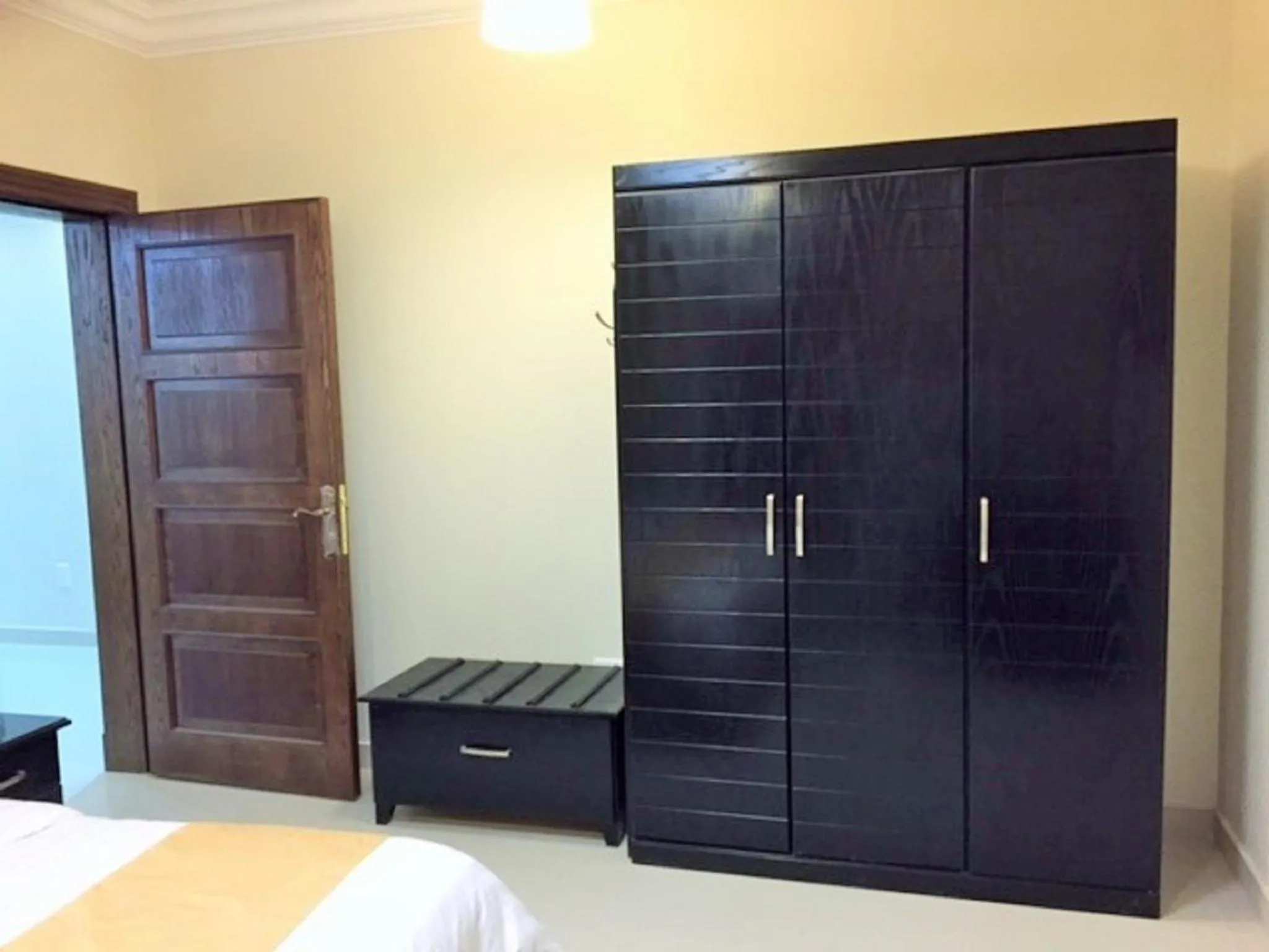 Decorative detail, Bed in Hona Al Holm Furnished Units