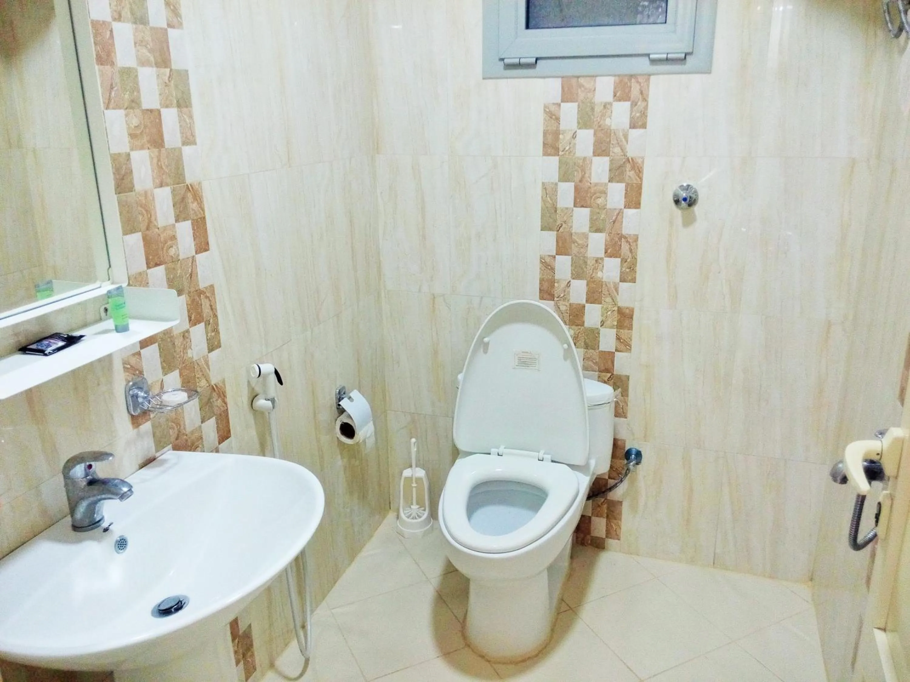 Toilet in Hona Al Holm Furnished Units