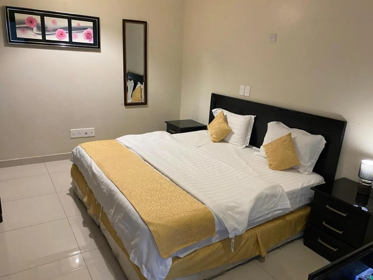 Bed in Hona Al Holm Furnished Units