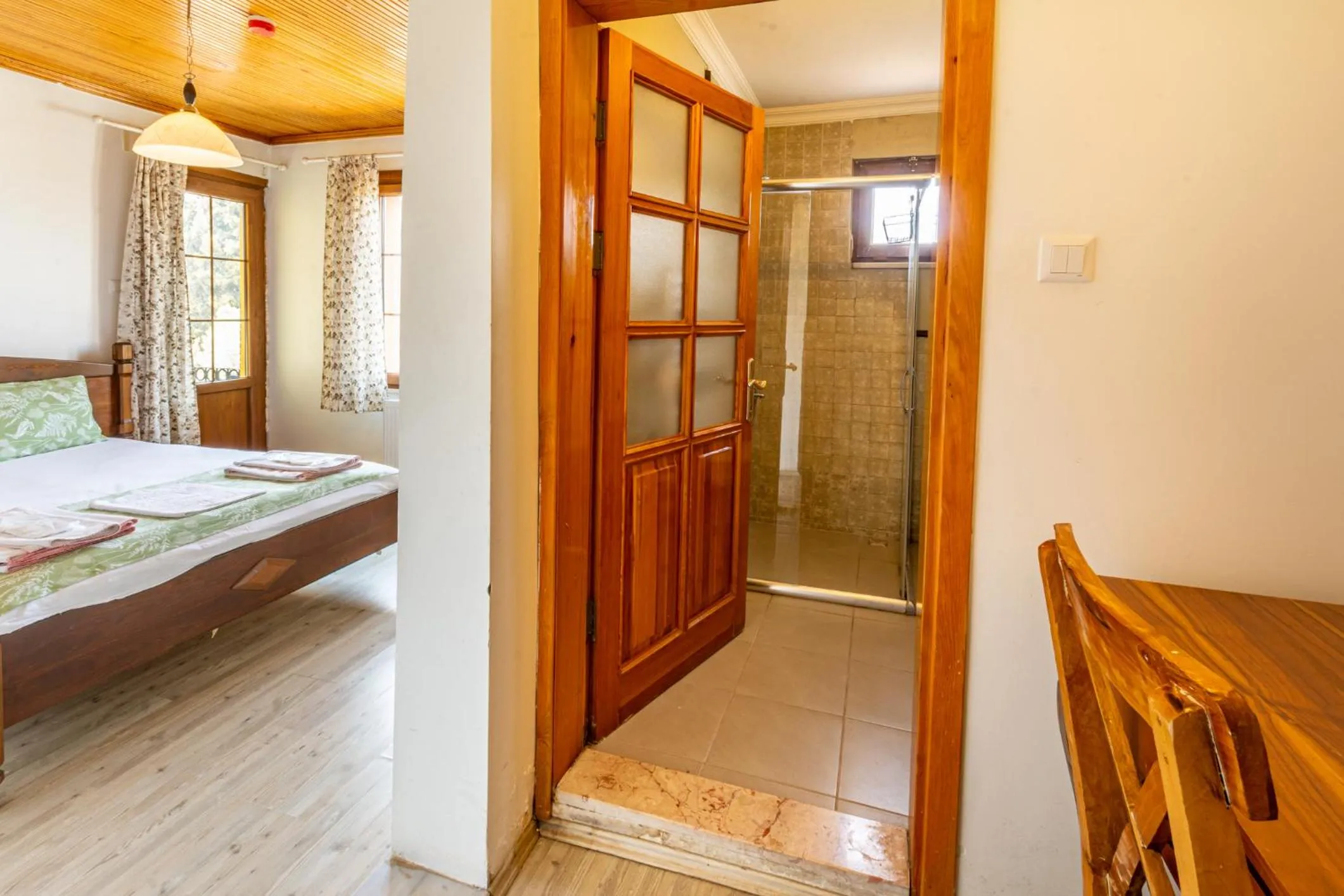 Bathroom, Bed in İznik Seyir Otel