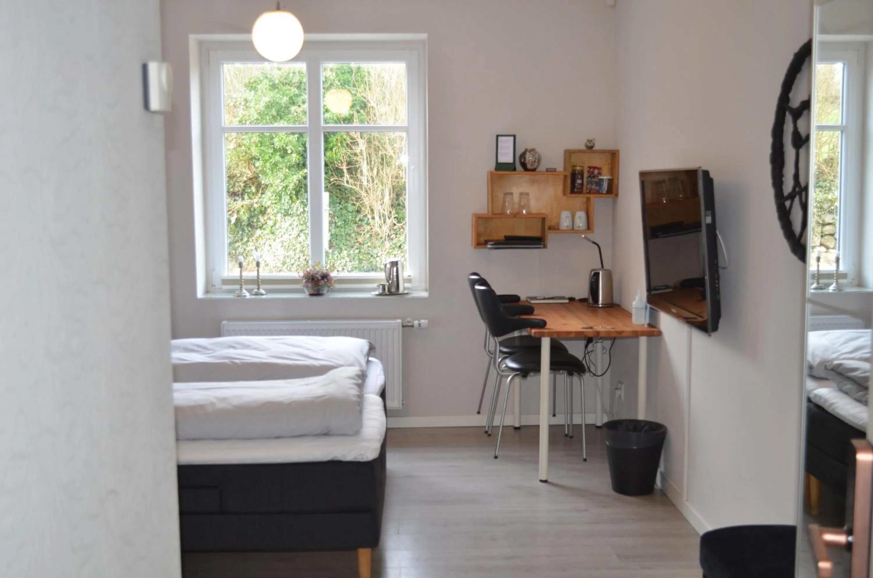 Photo of the whole room, Bed in Naturperlen