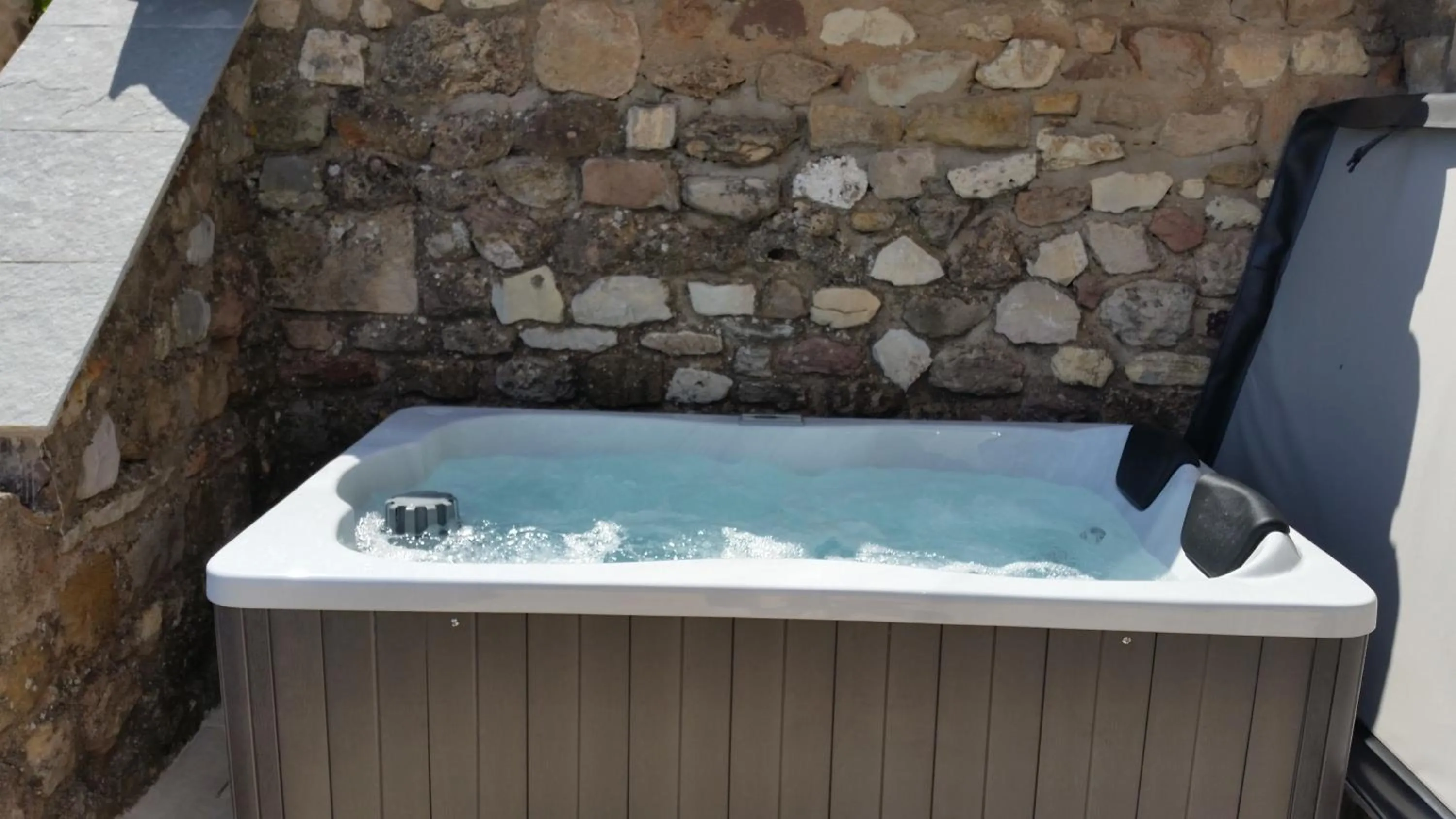 Hot Tub in Villa Arca