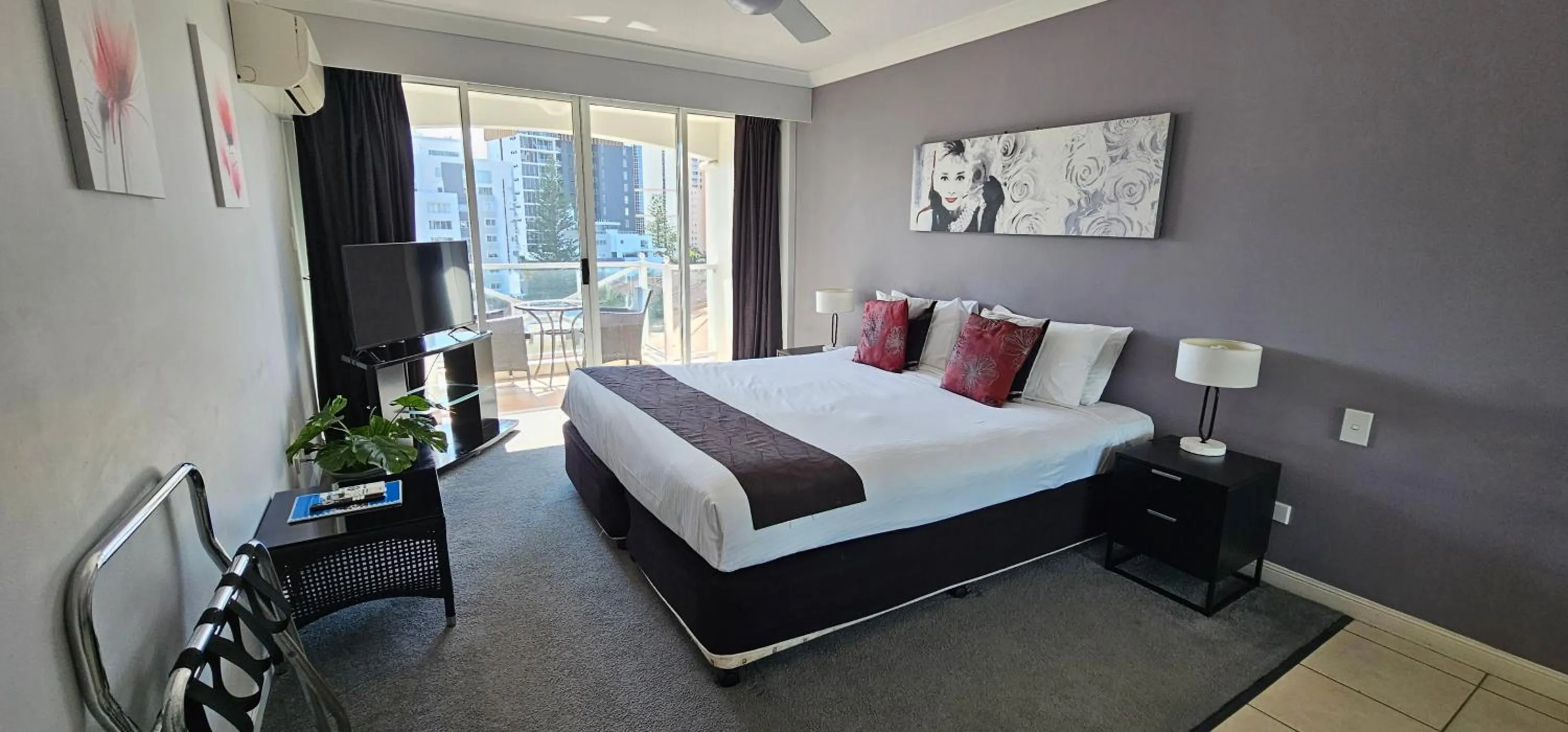 Bedroom, Bed in Broadbeach Holiday Apartments