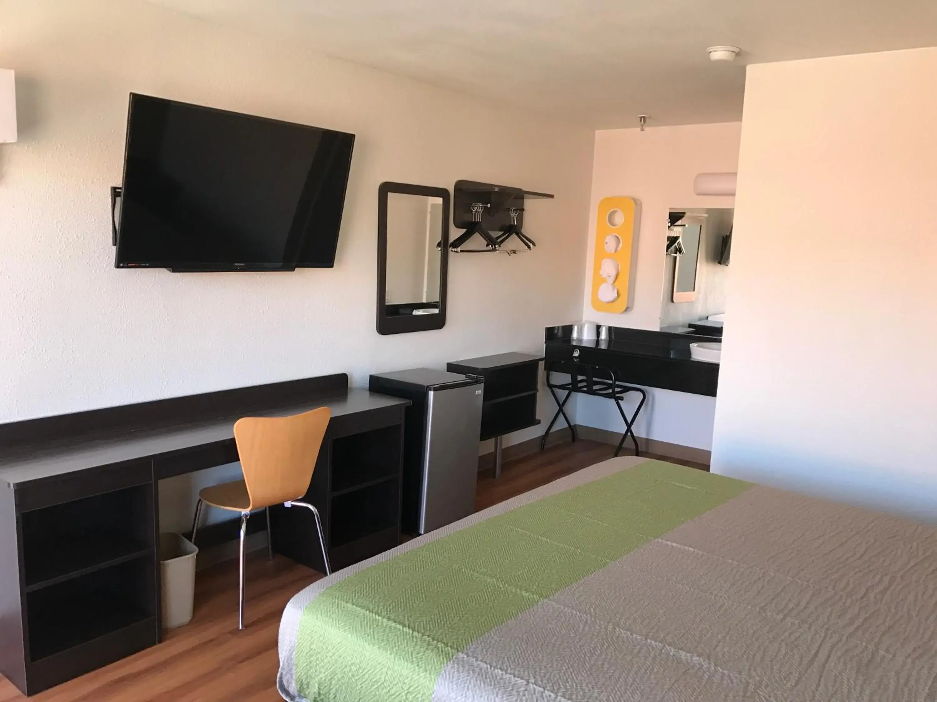 Queen Room with Two Queen Beds - Smoking in Motel 6 Abilene, TX - East Queen Room with Two Queen Beds - Smoking in Motel 6 Abilene, TX - East