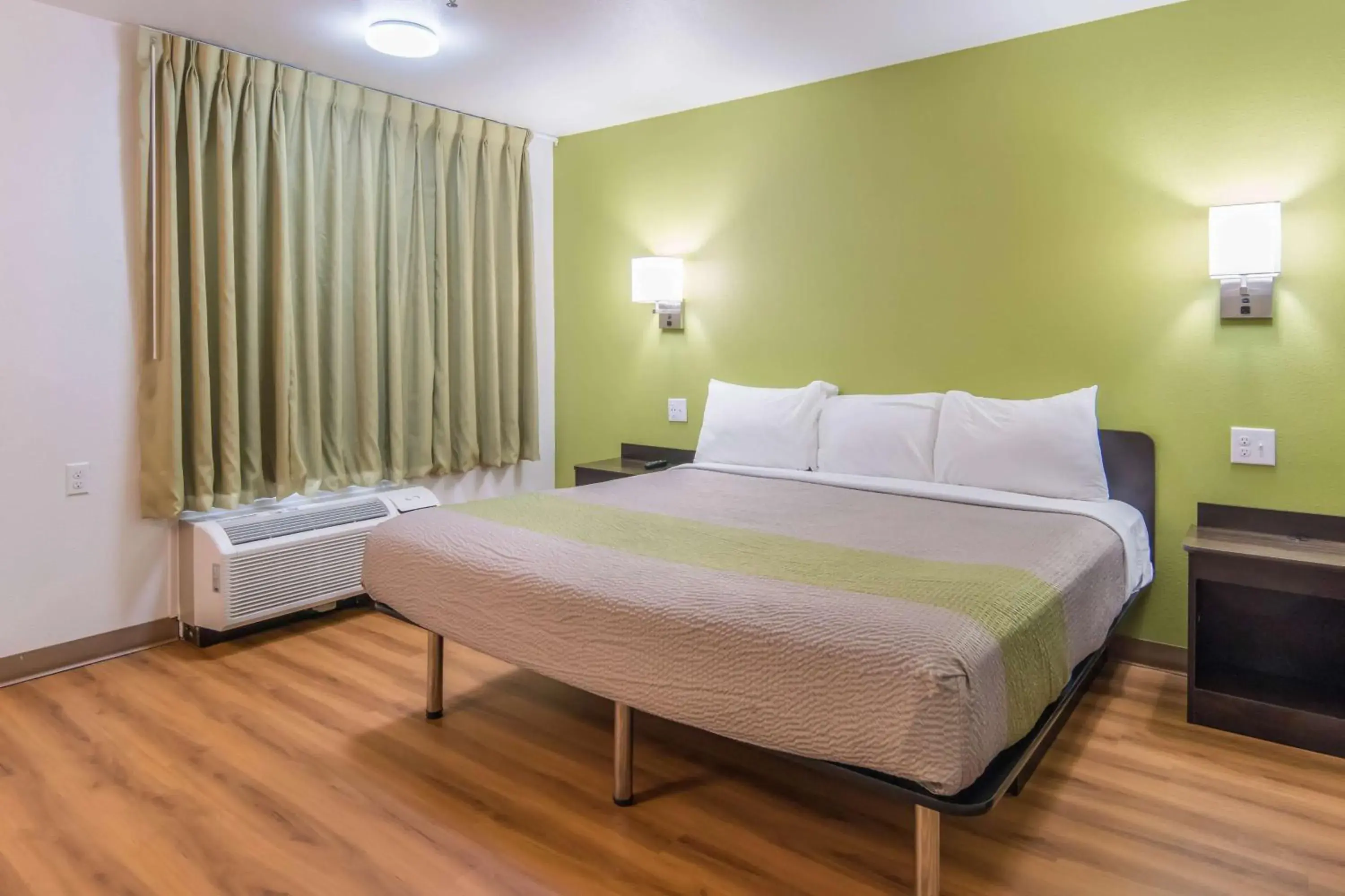 King Room with Roll-in Shower - Disability Access - Non-Smoking in Motel 6 Abilene, TX - East King Room with Roll-in Shower - Disability Access - Non-Smoking in Motel 6 Abilene, TX - East