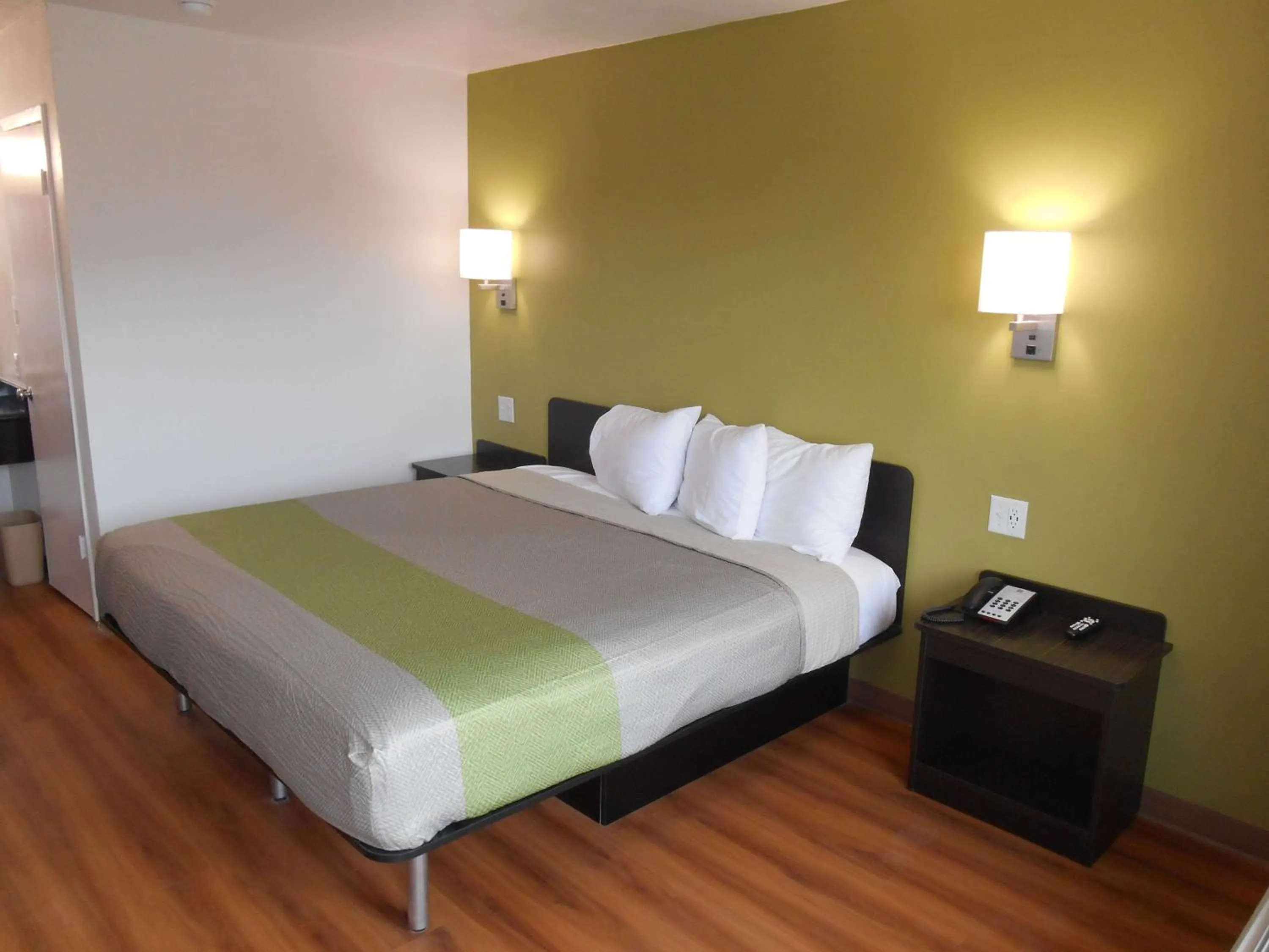 Photo of the whole room, Bed in Motel 6 Abilene, TX - East