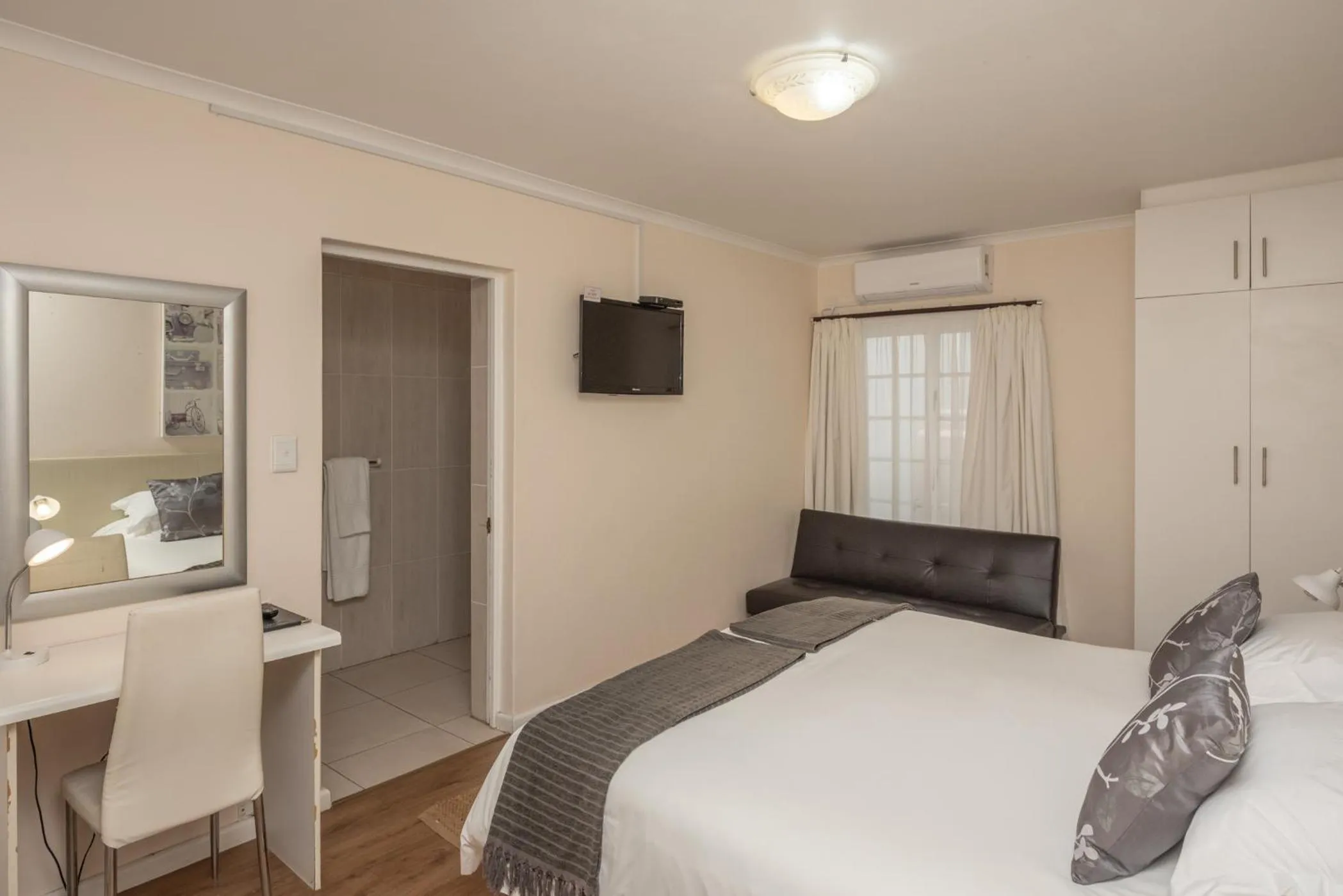 Bedroom, Bed in Millard Crescent Guest House