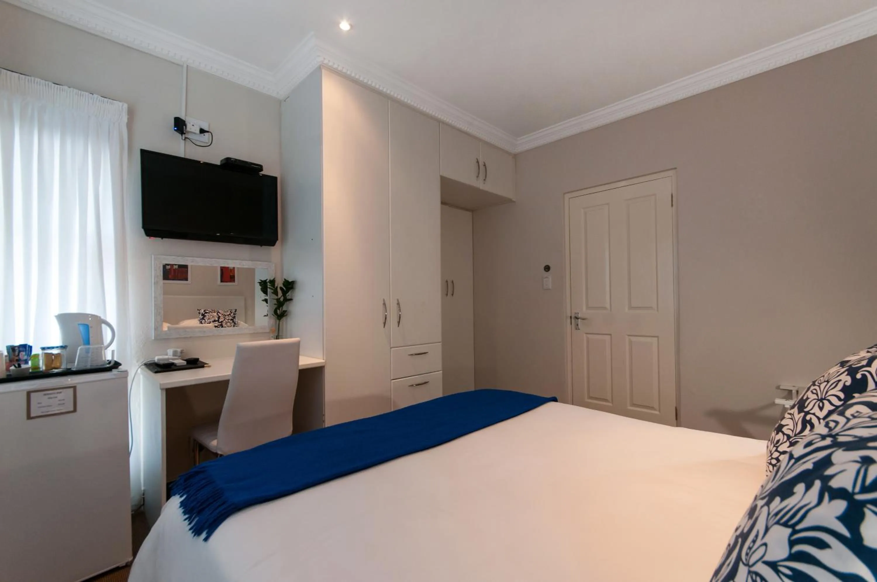 Coffee/tea facilities, Bed in Millard Crescent Guest House