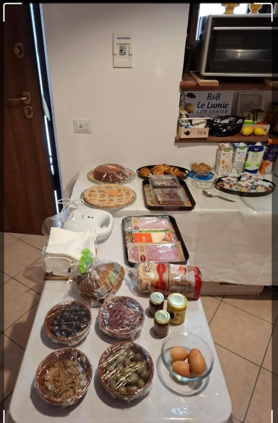 Buffet breakfast in B&B Le Lumìe "Il Cortiletto Del Centro"