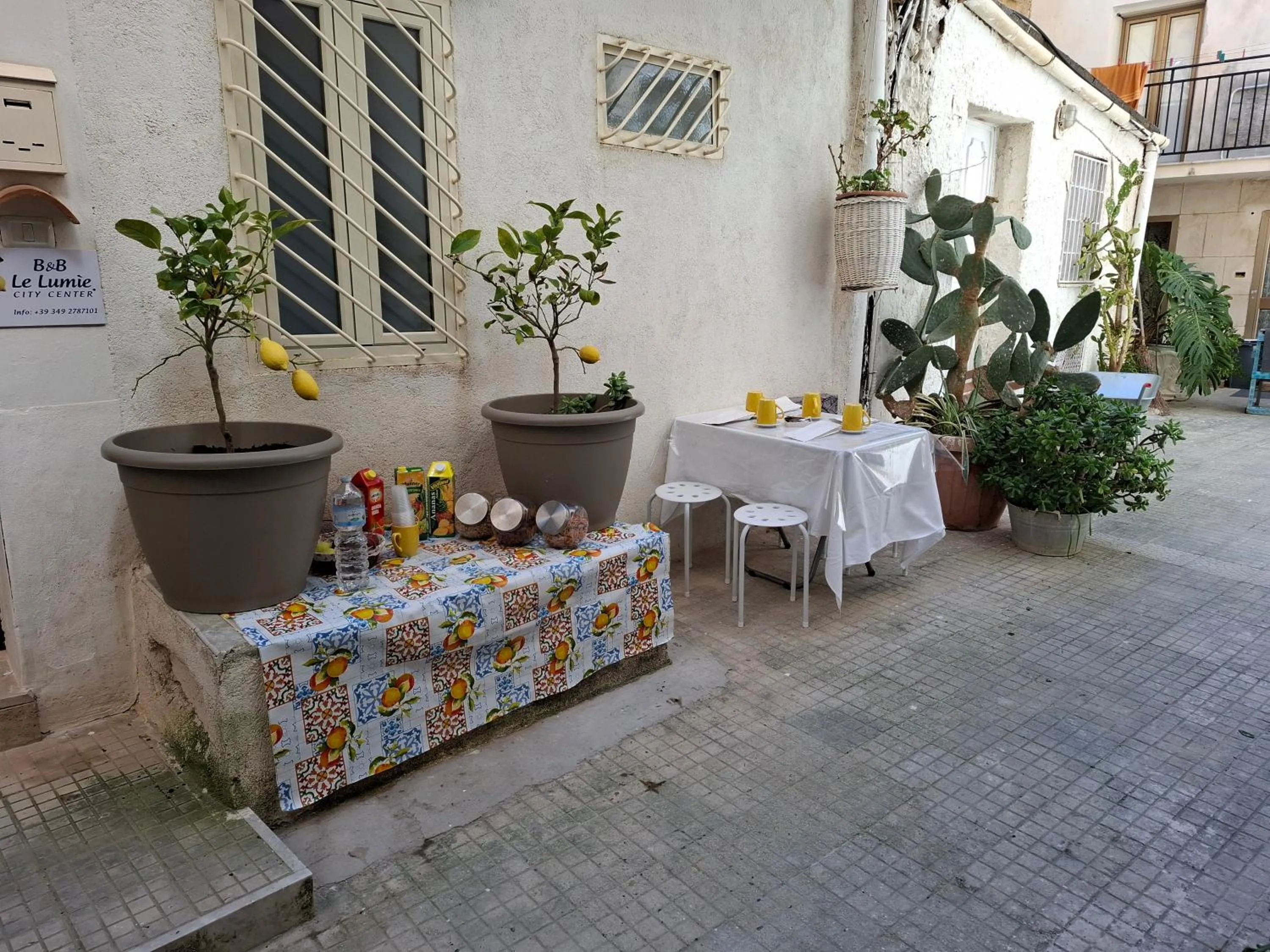 Patio in B&B Le Lumìe "Il Cortiletto Del Centro"