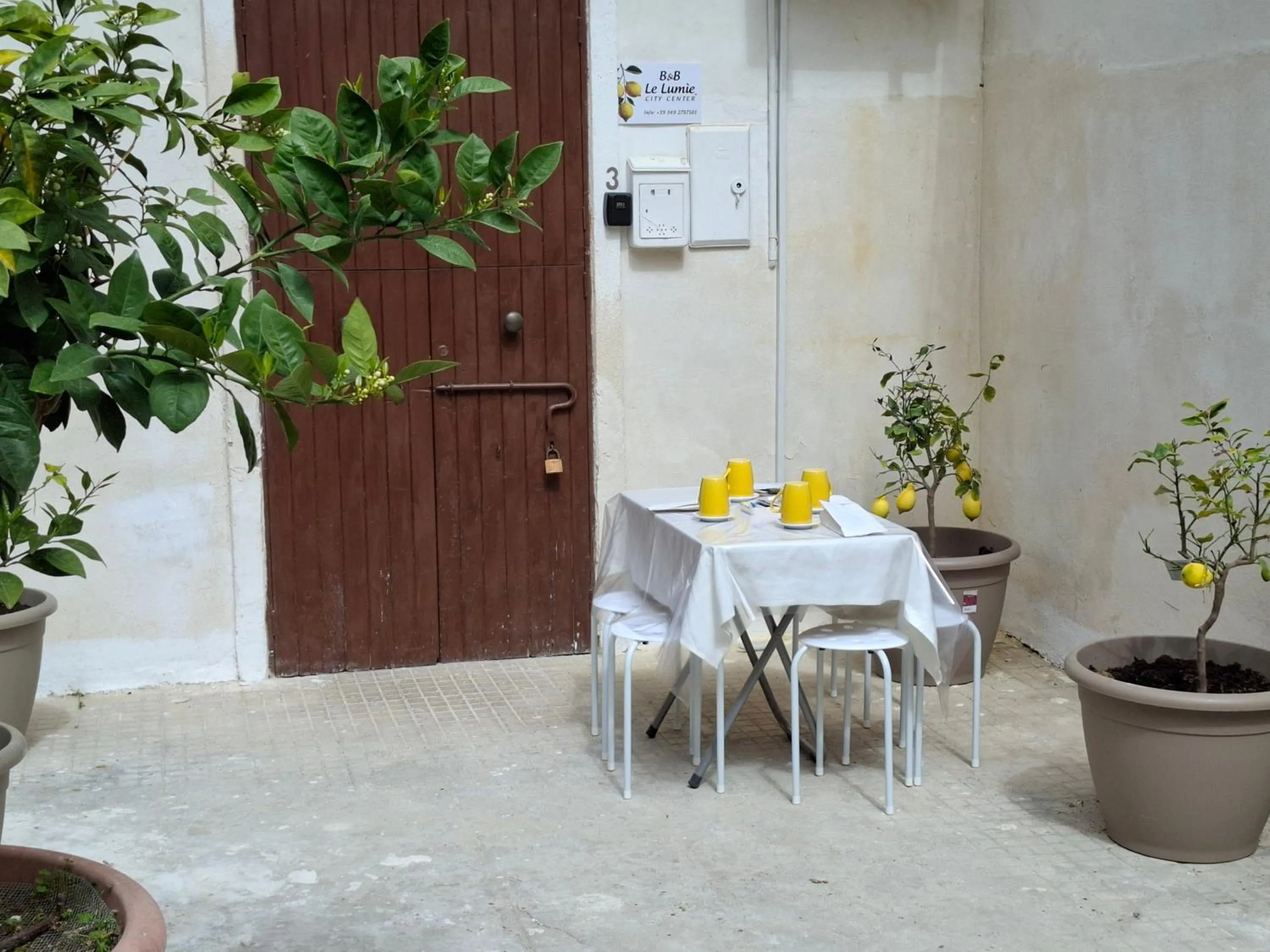 Patio in B&B Le Lumìe "Il Cortiletto Del Centro"